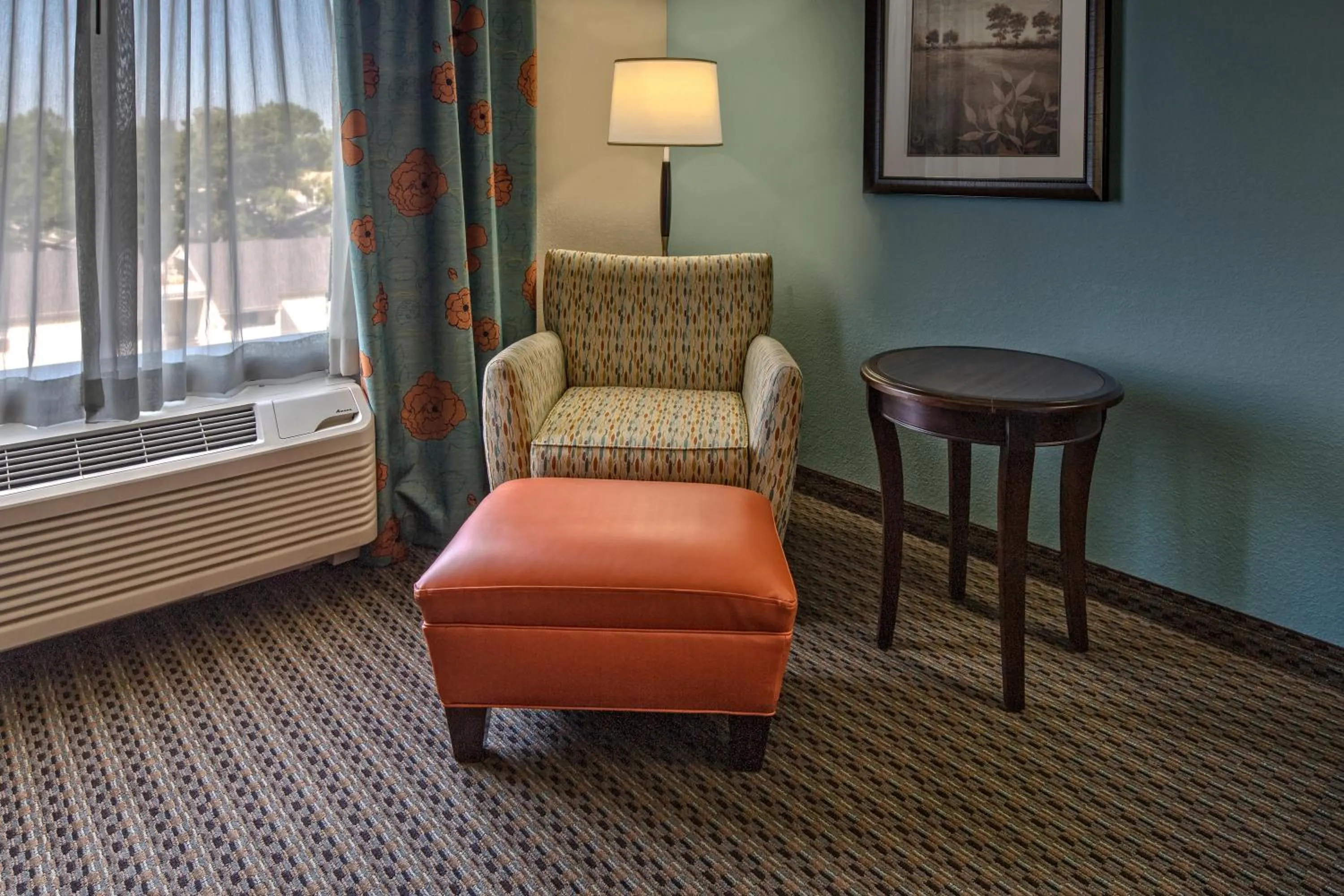 Seating area in Hilton Garden Inn Midtown Tulsa