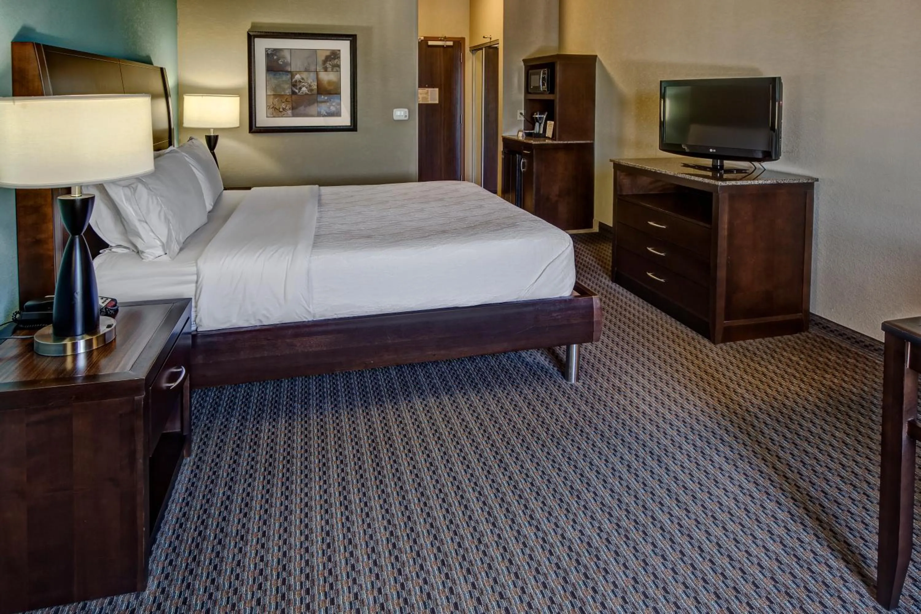 Photo of the whole room, Bed in Hilton Garden Inn Midtown Tulsa