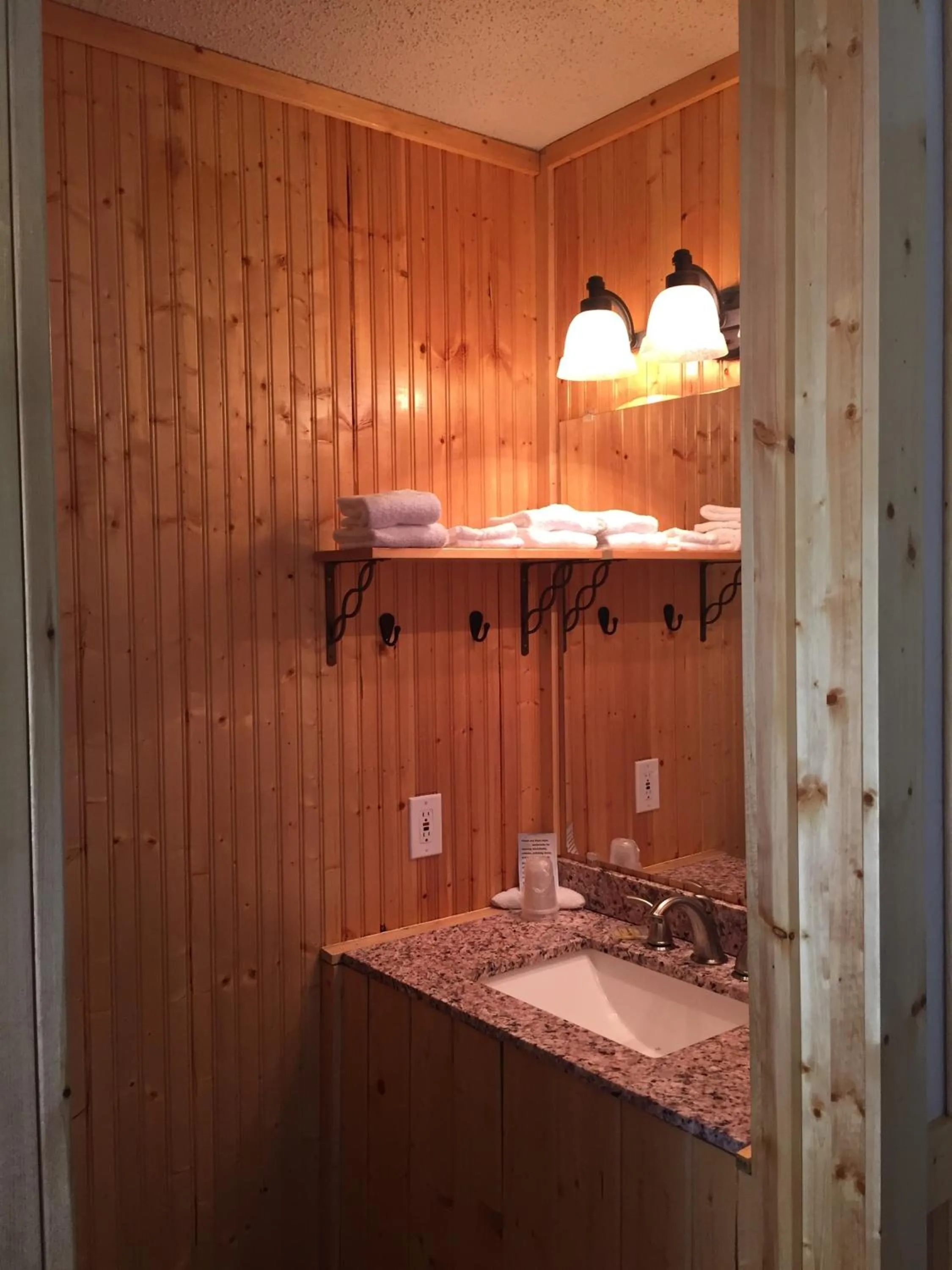 Bathroom in Z Bar Motel