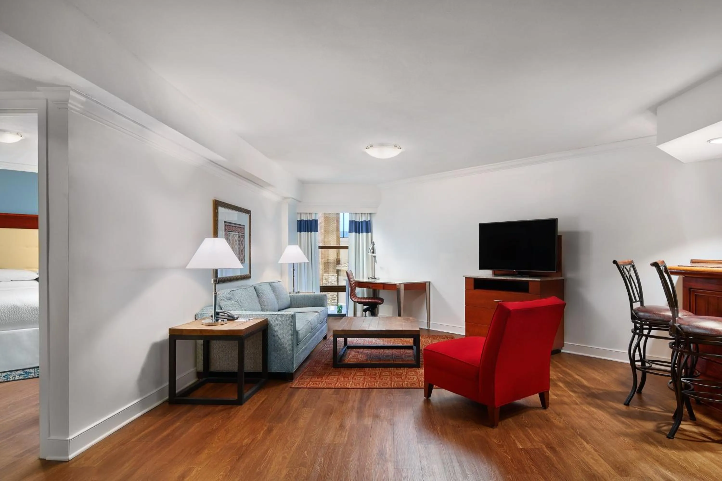 Living room, Bed in Four Points by Sheraton Richmond Airport