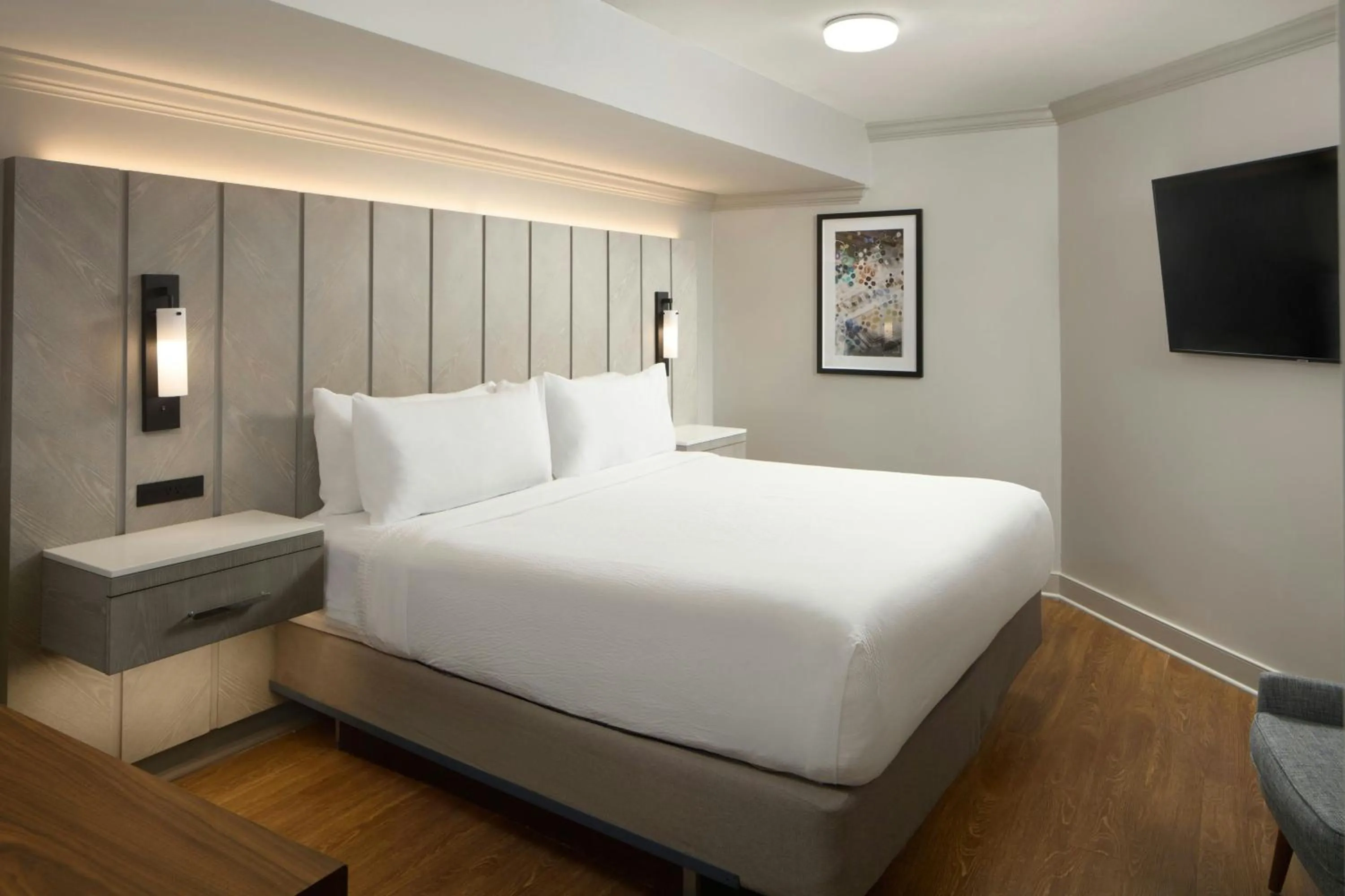 Photo of the whole room, Bed in Four Points by Sheraton Richmond Airport