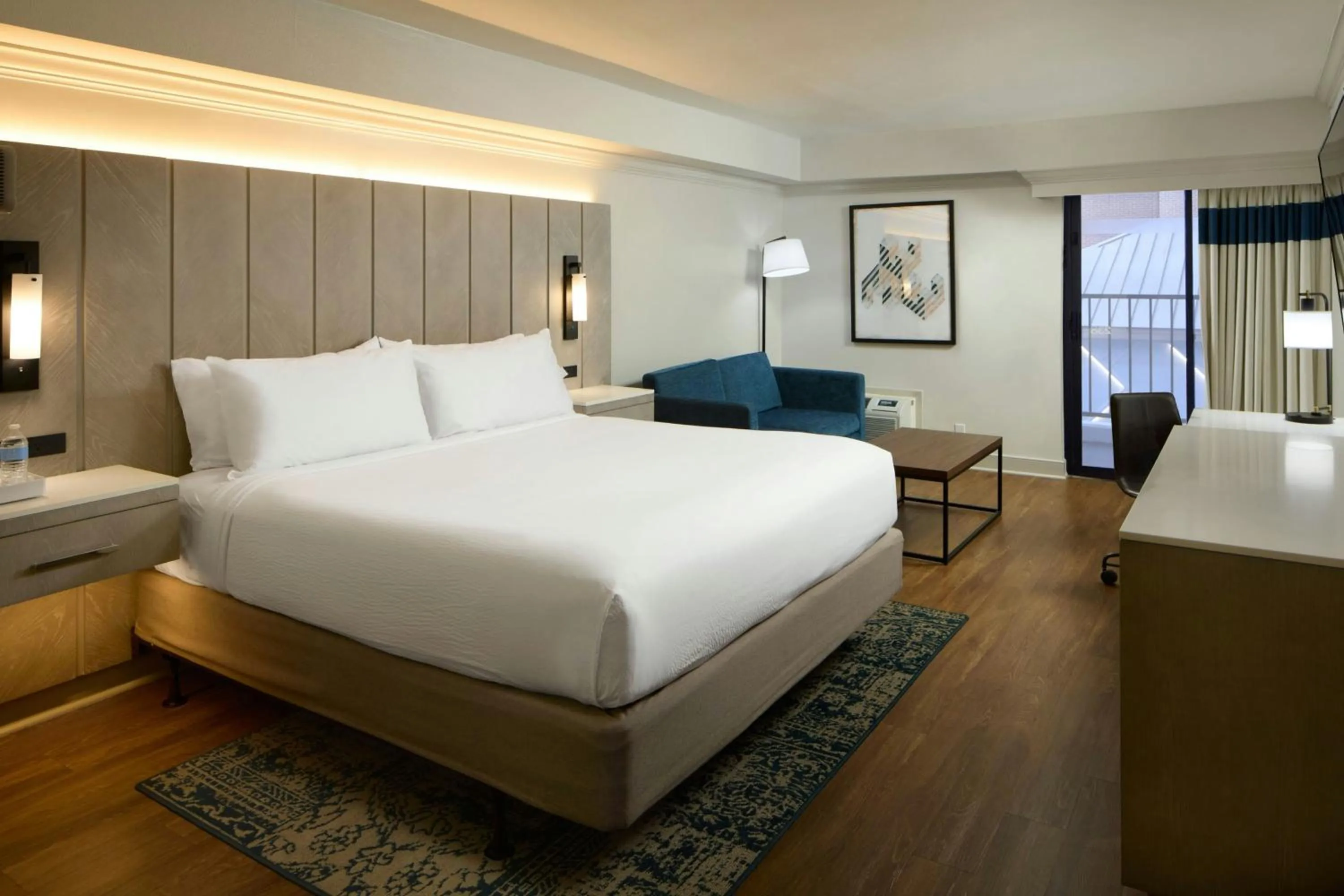 Photo of the whole room, Bed in Four Points by Sheraton Richmond Airport