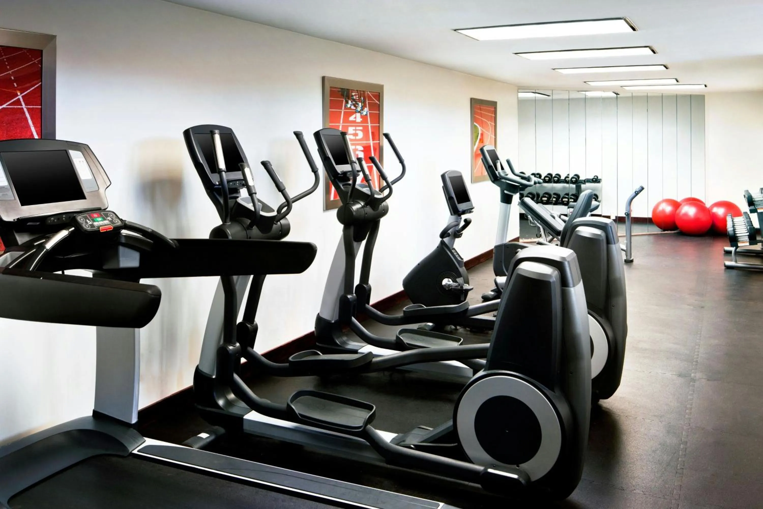 Fitness centre/facilities in Four Points by Sheraton Richmond Airport