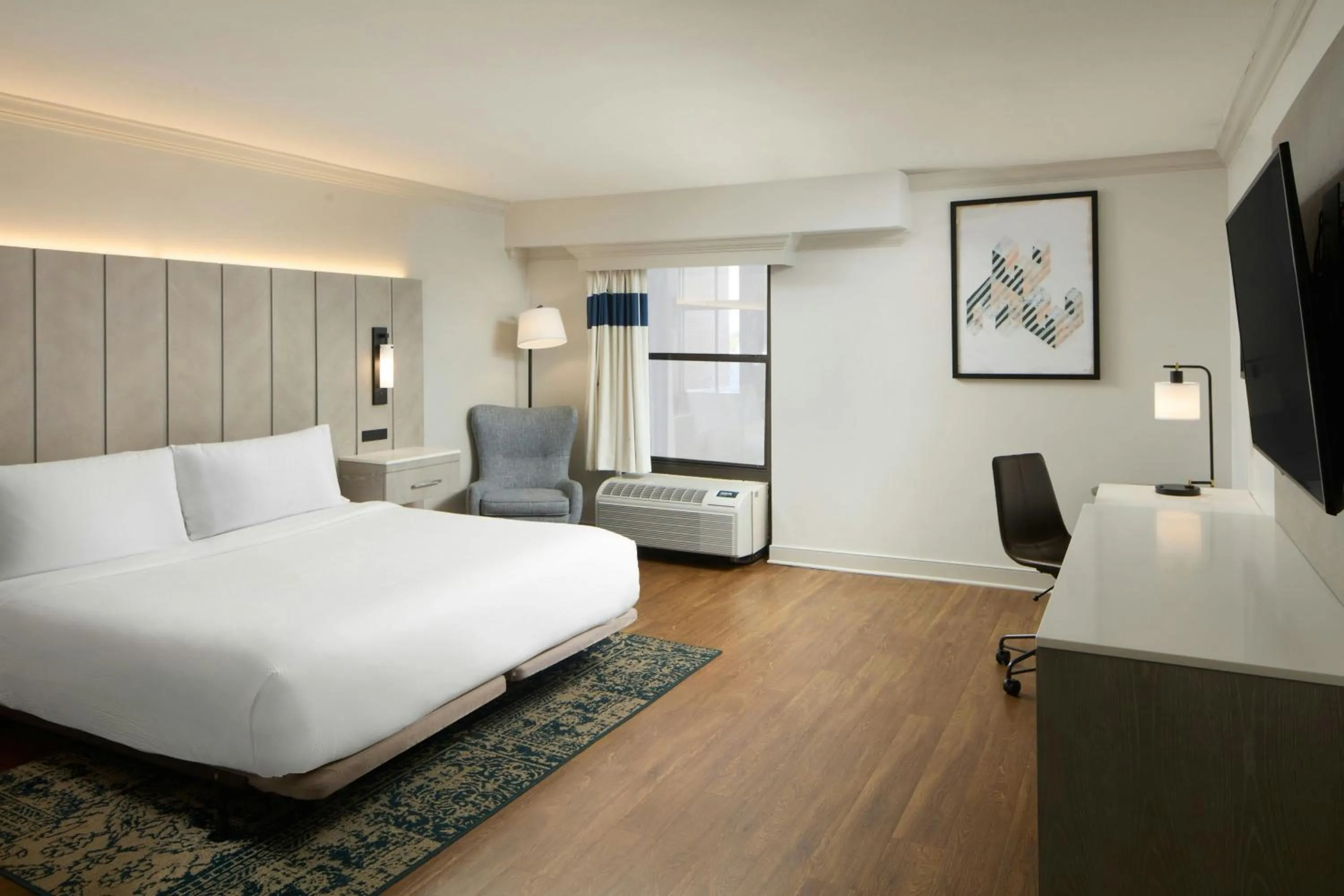 Photo of the whole room, Bed in Four Points by Sheraton Richmond Airport