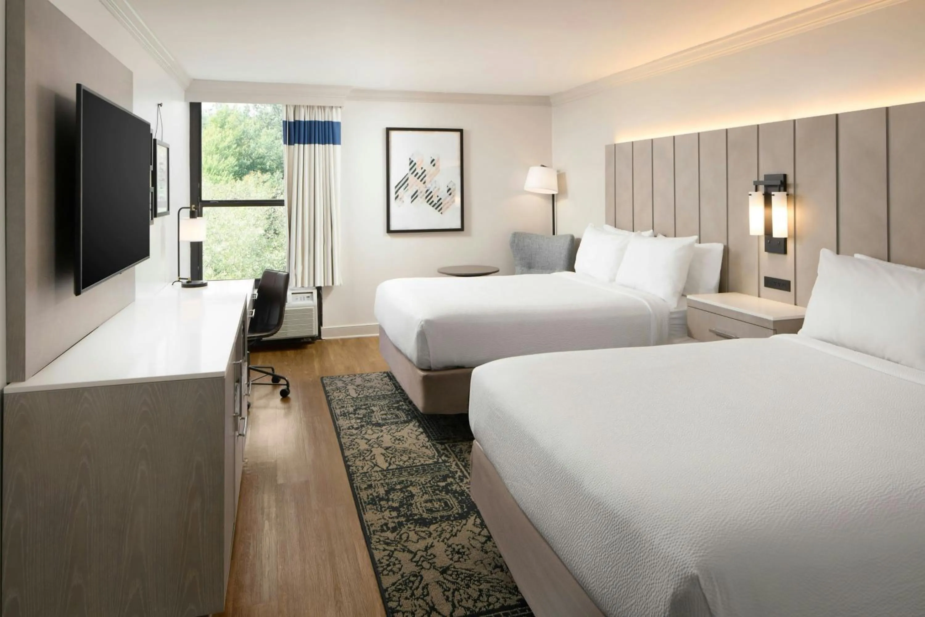 Photo of the whole room, Bed in Four Points by Sheraton Richmond Airport