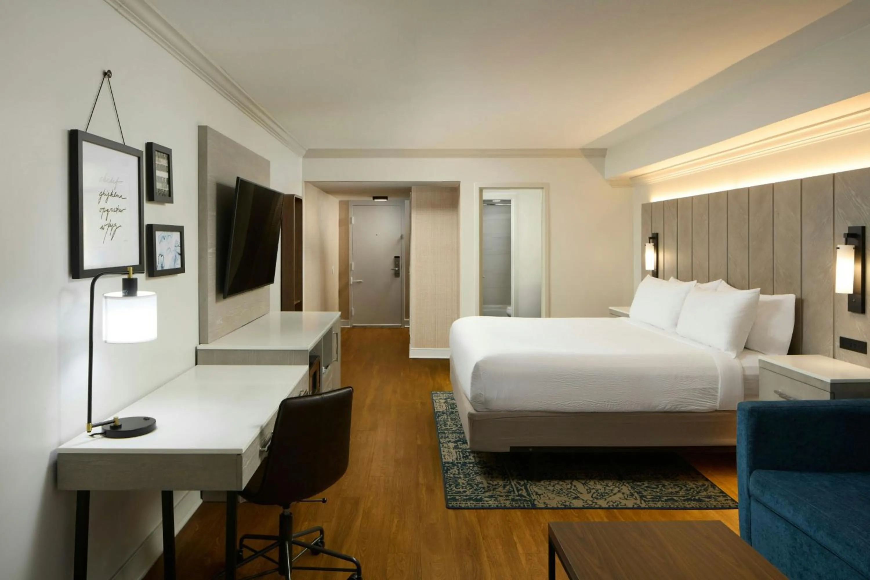 Photo of the whole room, Bed in Four Points by Sheraton Richmond Airport