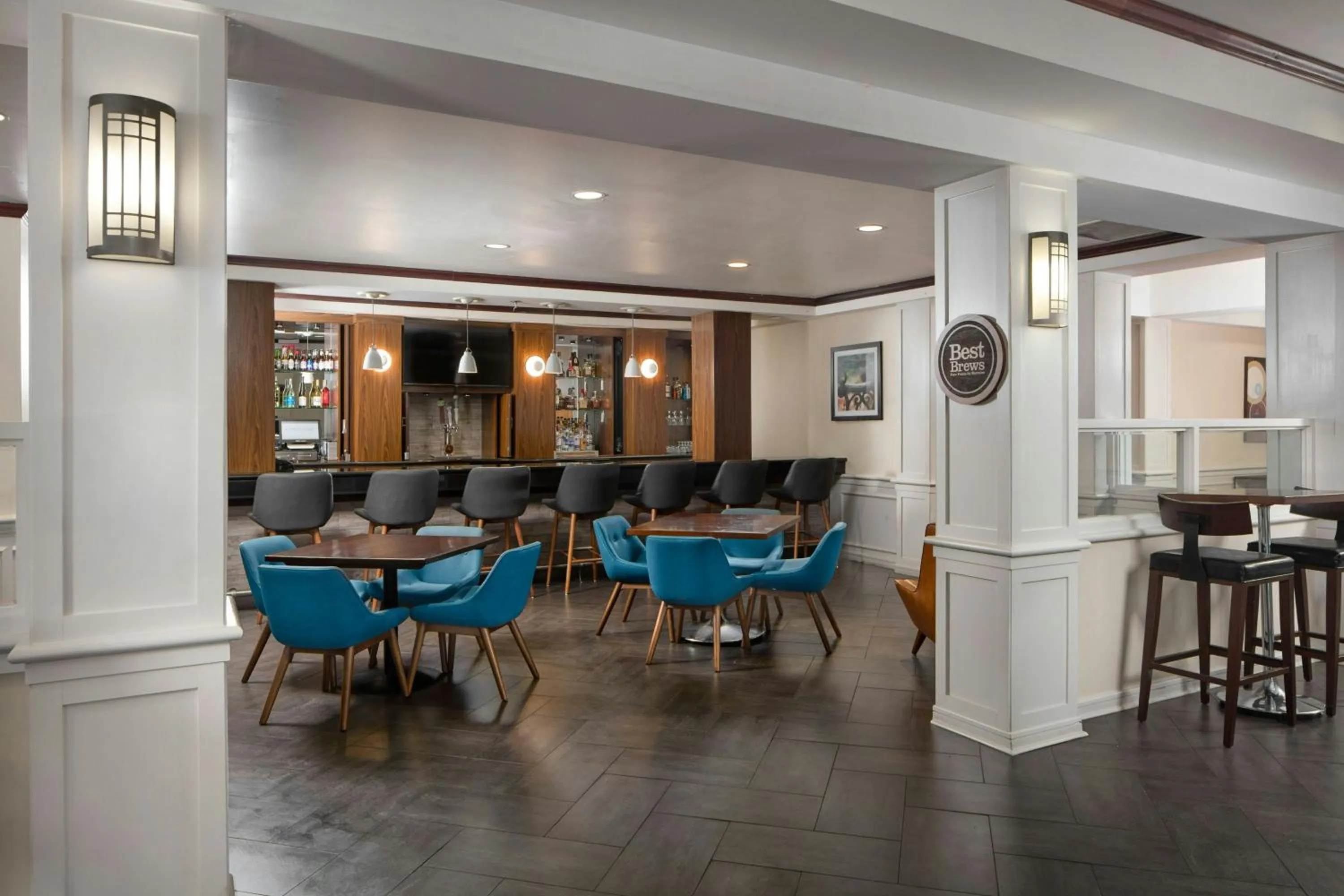 Lounge or bar in Four Points by Sheraton Richmond Airport