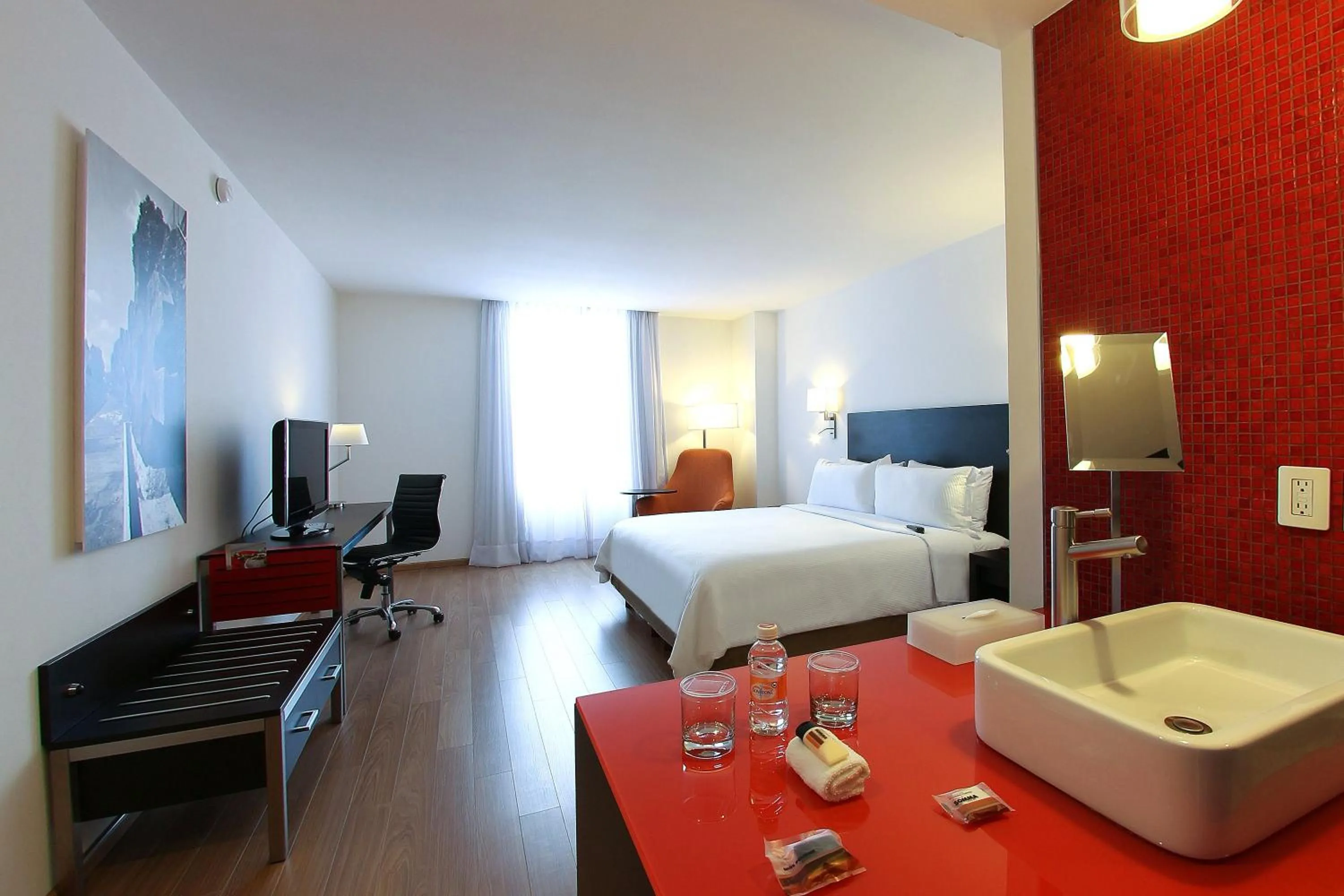 Photo of the whole room, Bed in Fiesta Inn Express Naucalpan