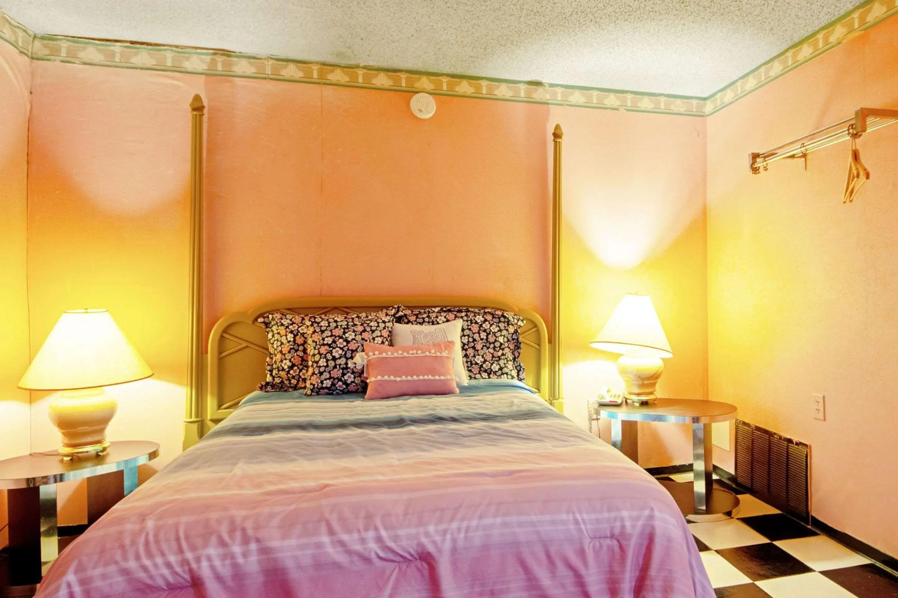 Photo of the whole room, Bed in Economy Inn & Suites