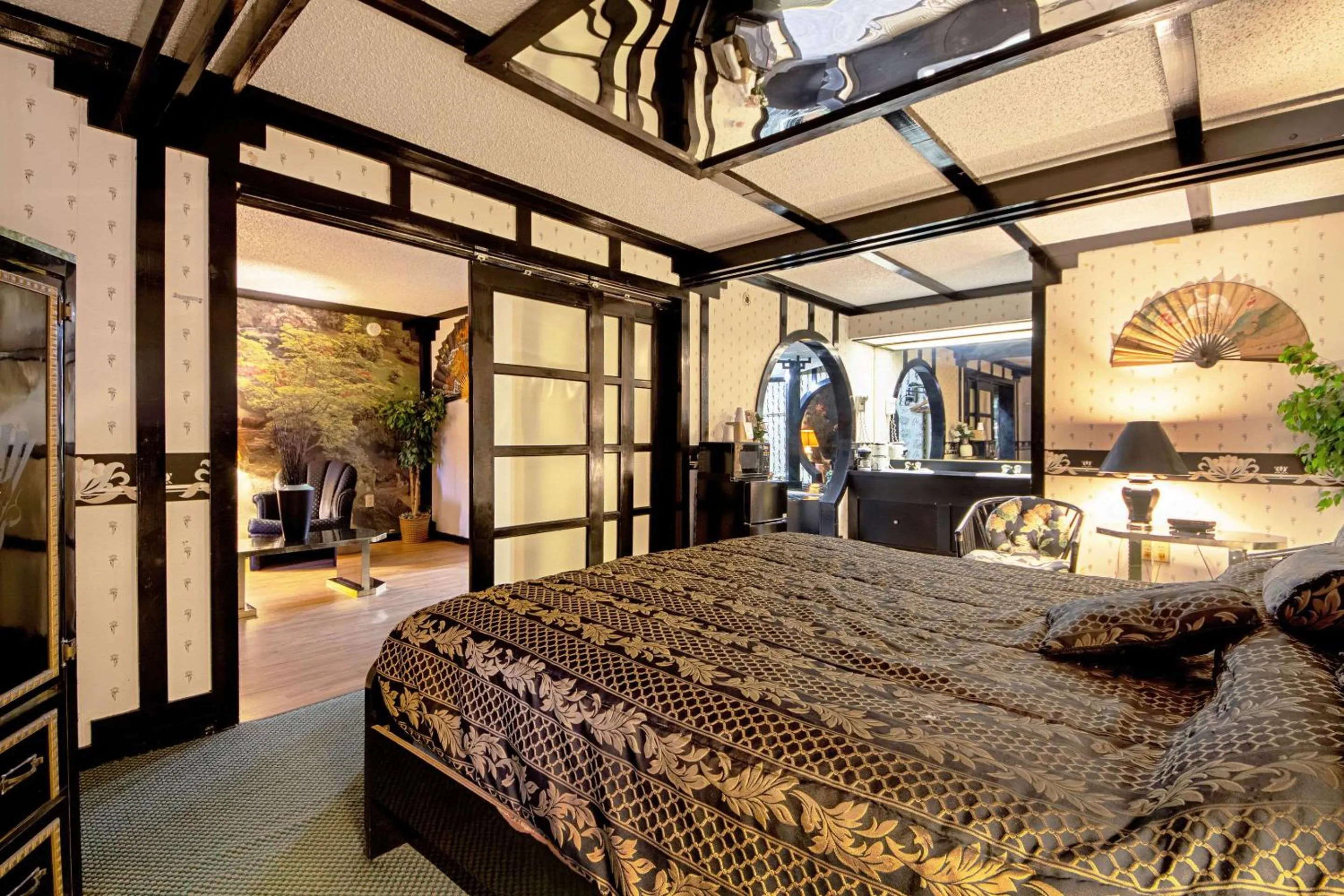 Photo of the whole room, Bed in Economy Inn & Suites