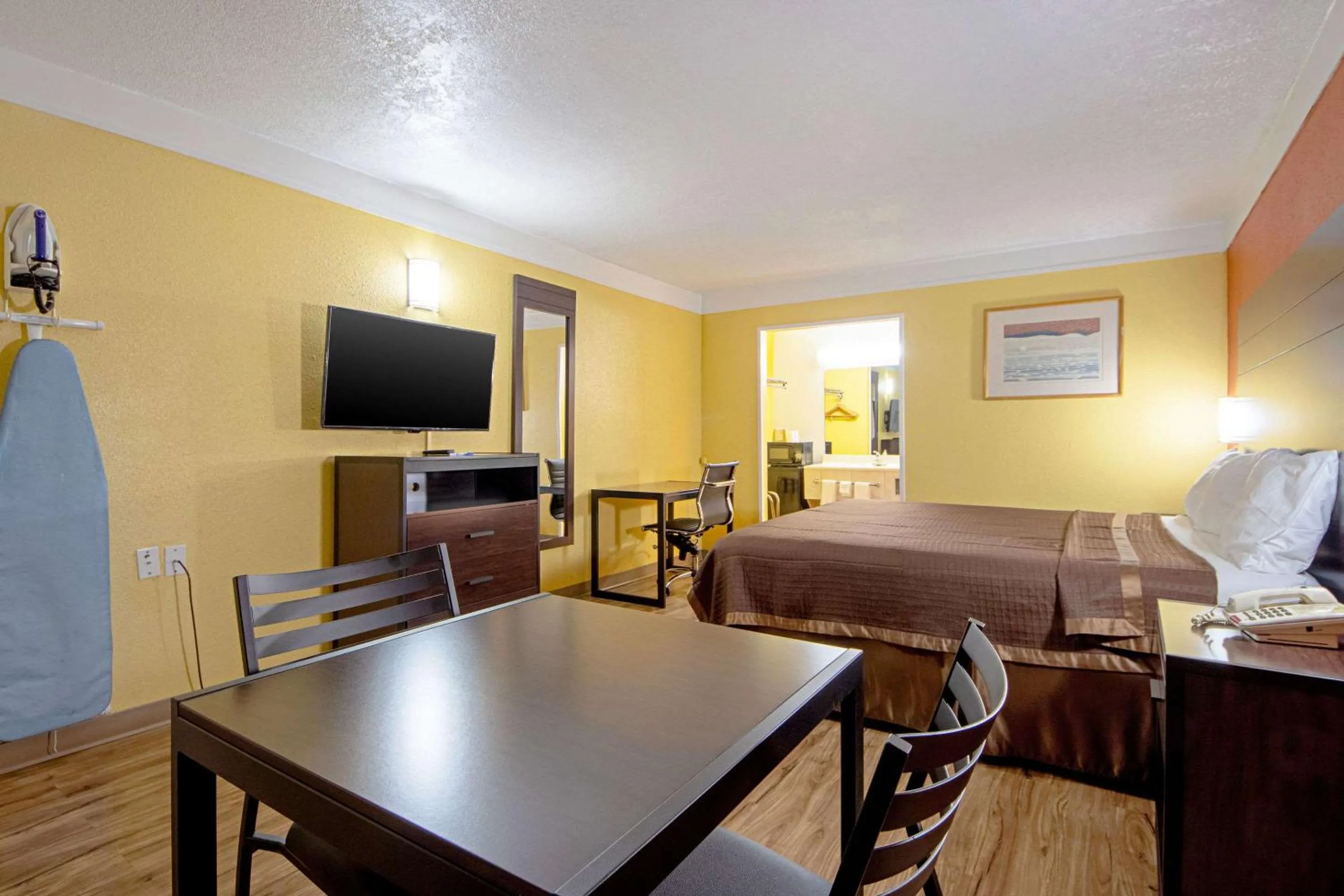 Photo of the whole room, Bed in Economy Inn & Suites