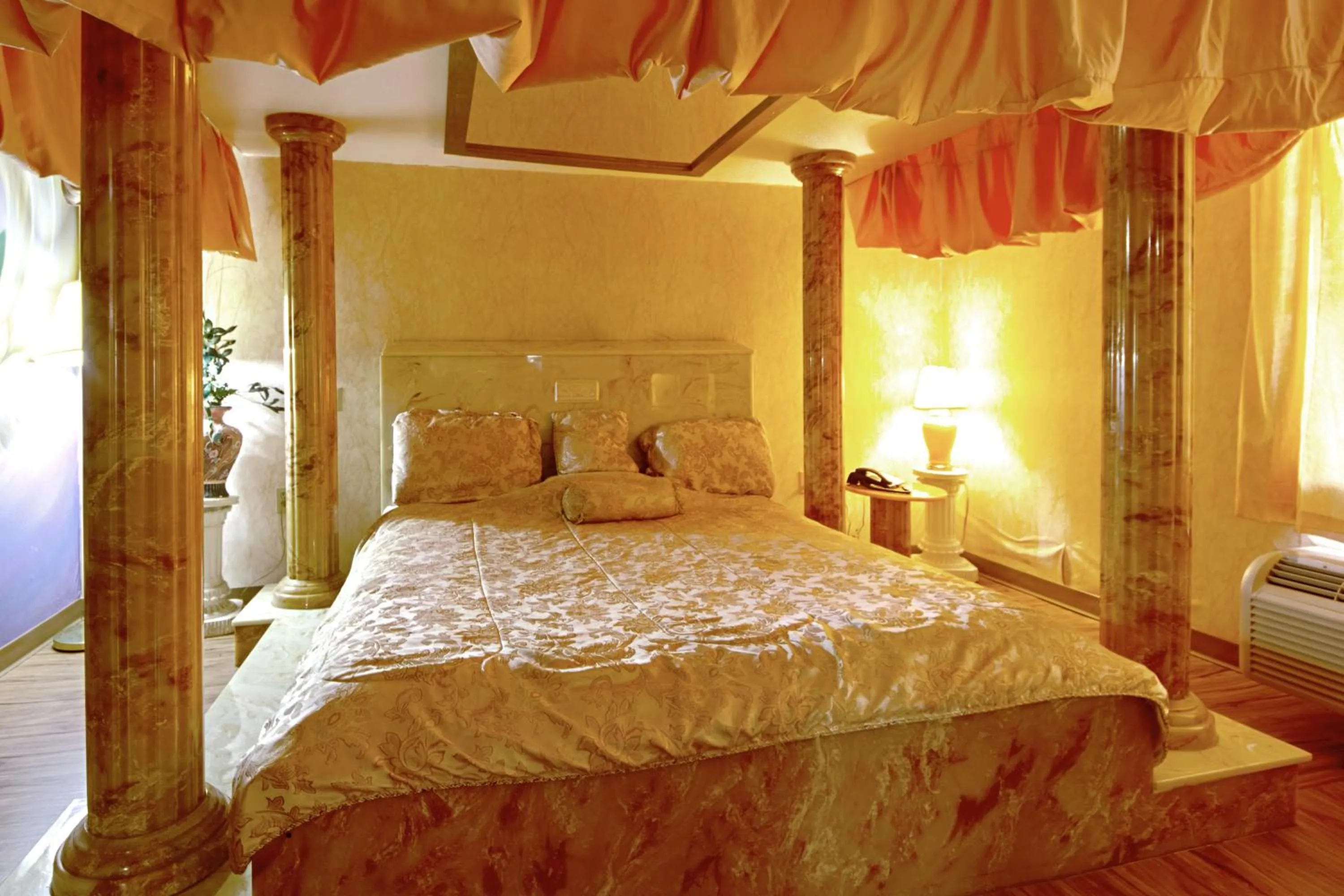 Bed in Economy Inn & Suites