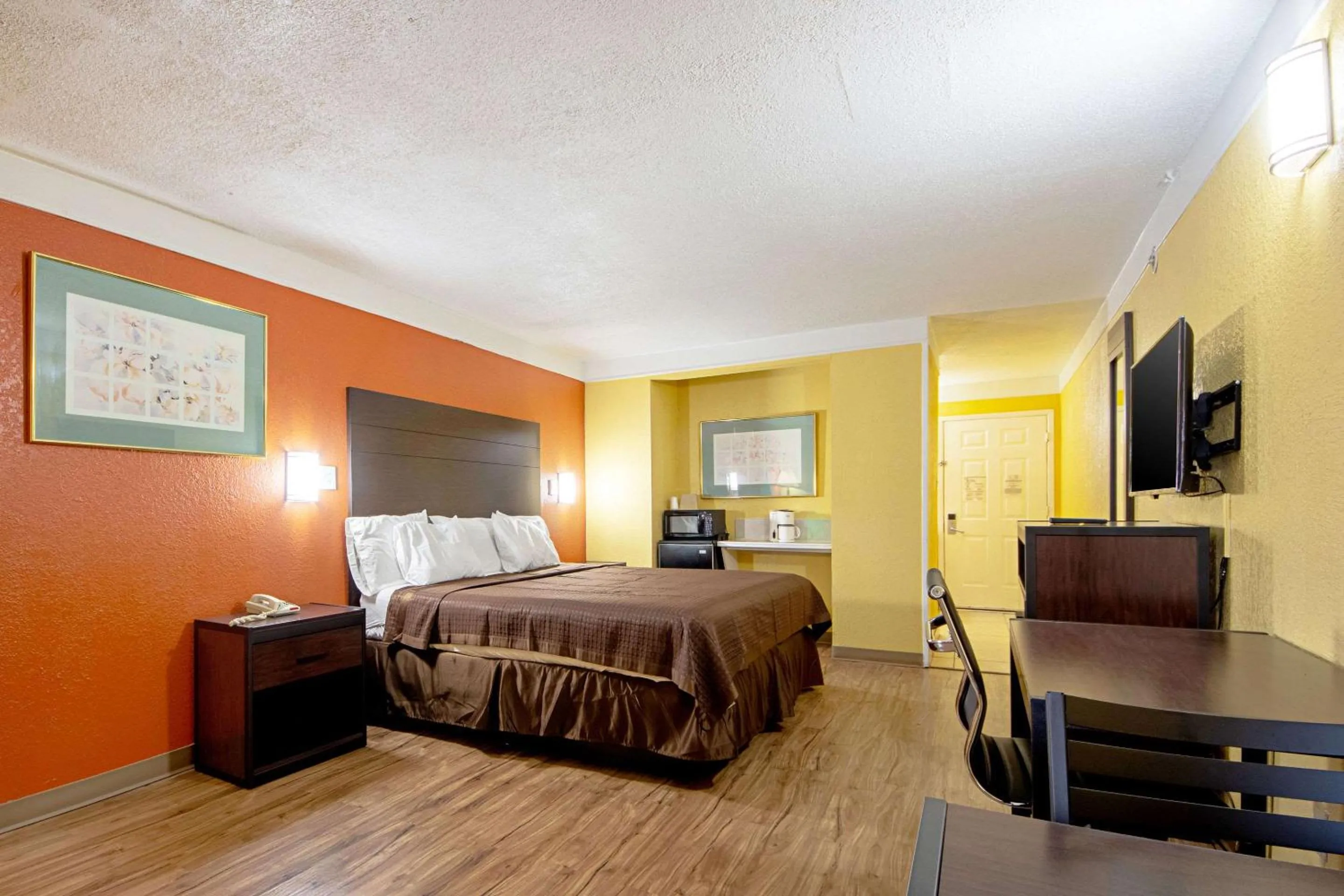 Photo of the whole room, Bed in Economy Inn & Suites