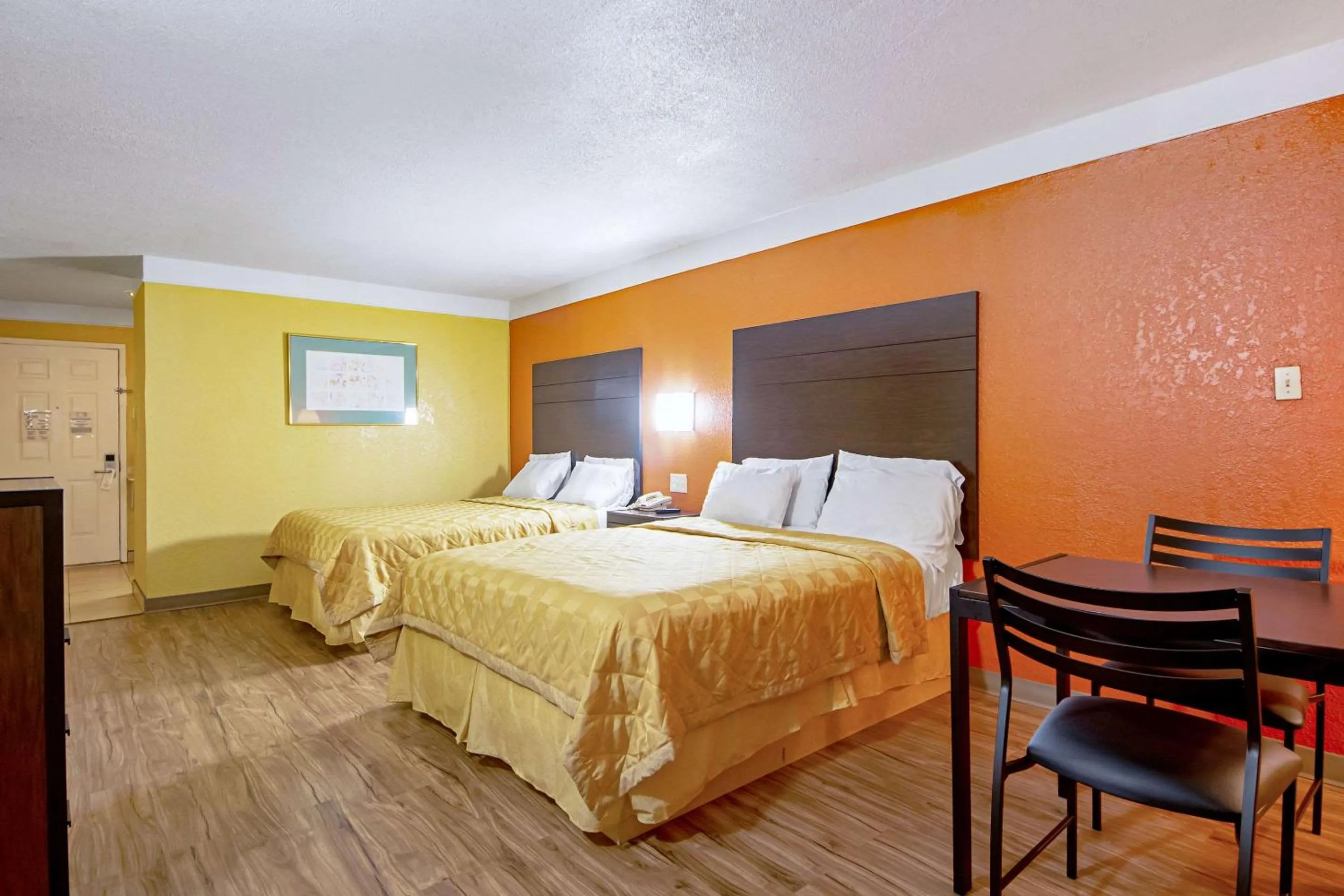 Photo of the whole room, Bed in Economy Inn & Suites