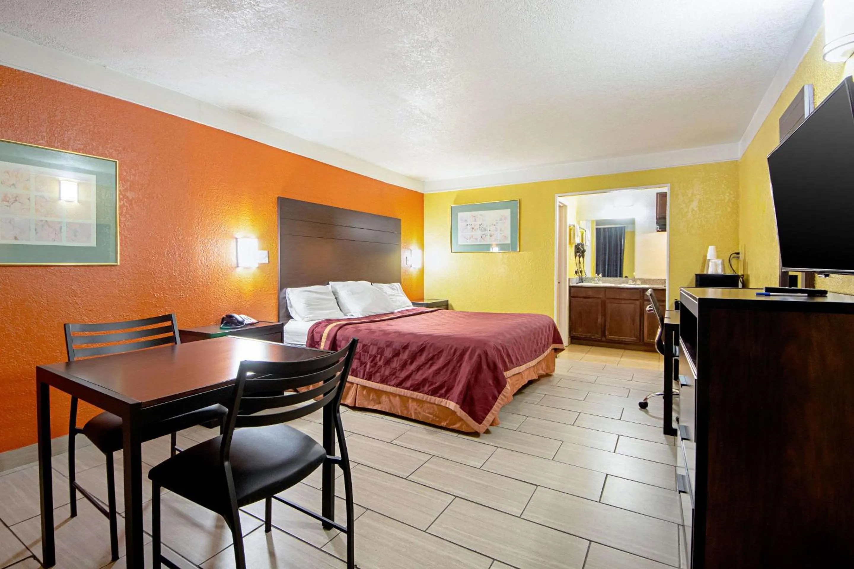 Photo of the whole room, Bed in Economy Inn & Suites