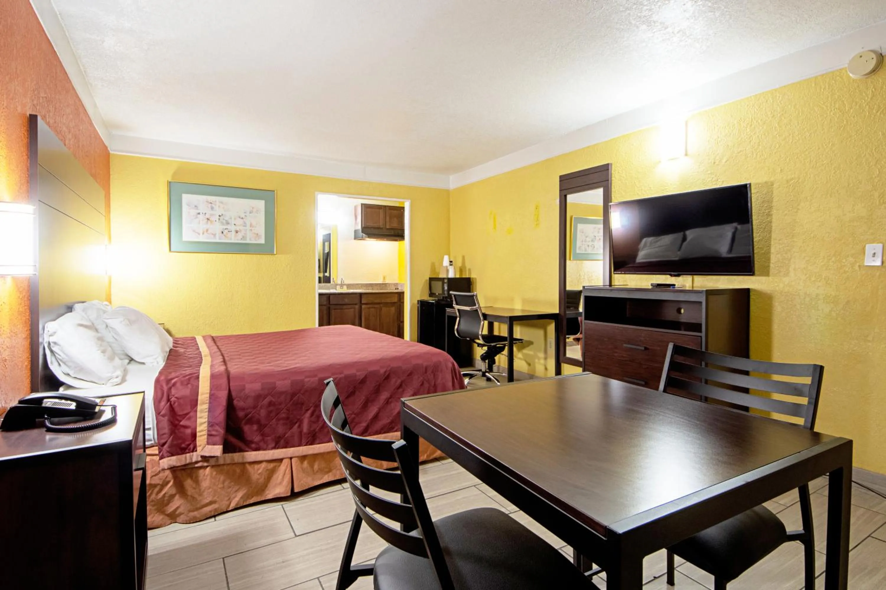 Dining area, Bed in Economy Inn & Suites