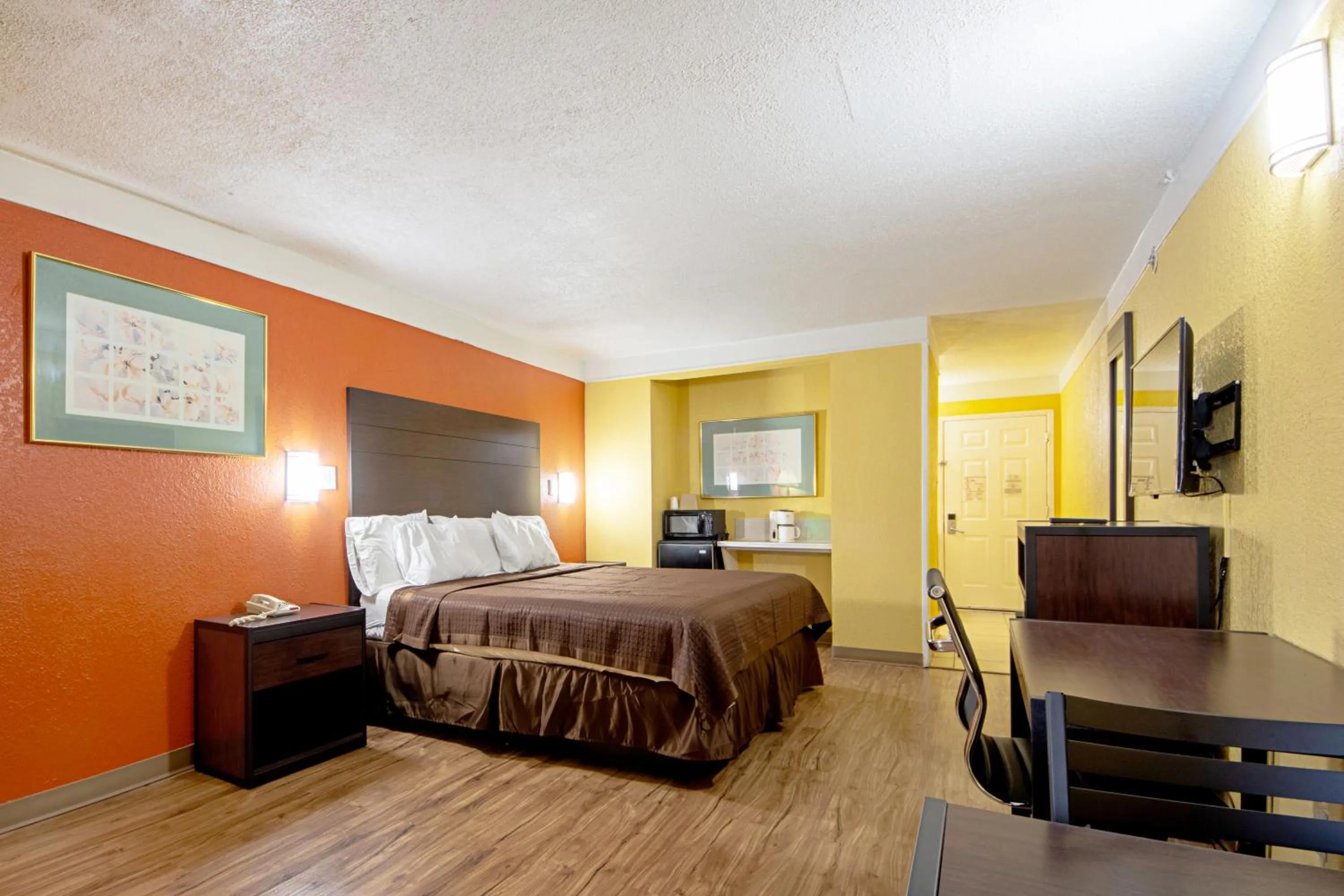 Bed in Economy Inn & Suites