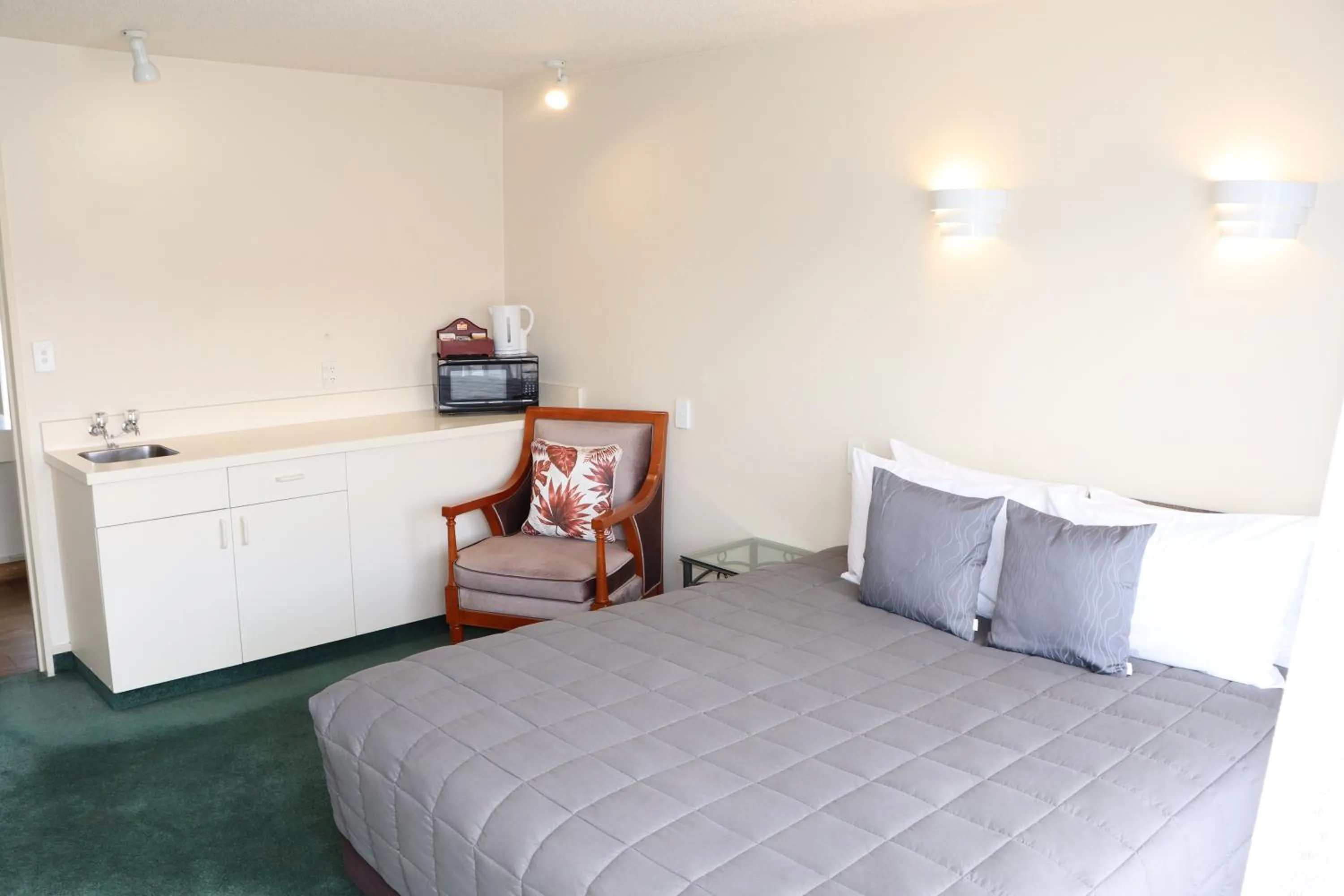 Bedroom, Bed in BK's Fountain Court Motel