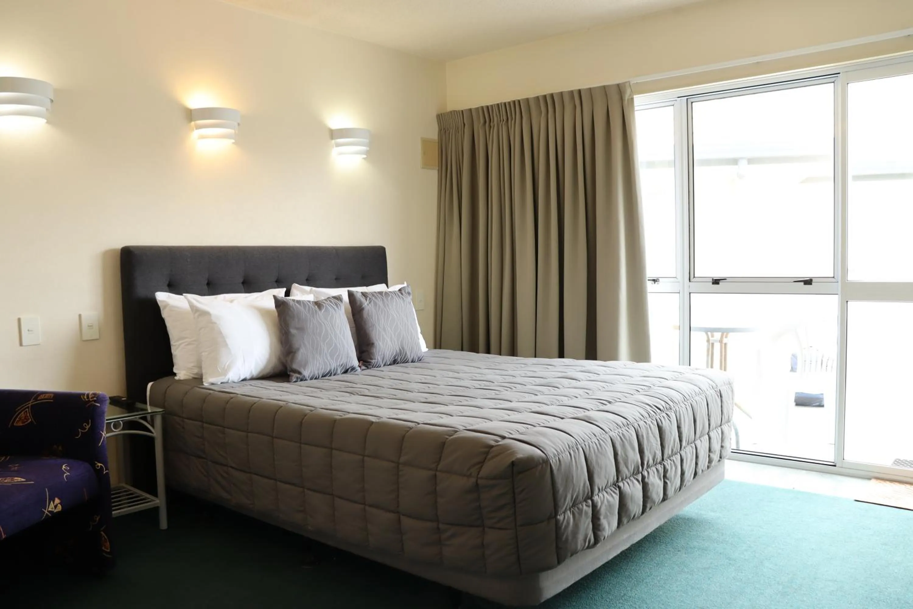 Bedroom, Bed in BK's Fountain Court Motel