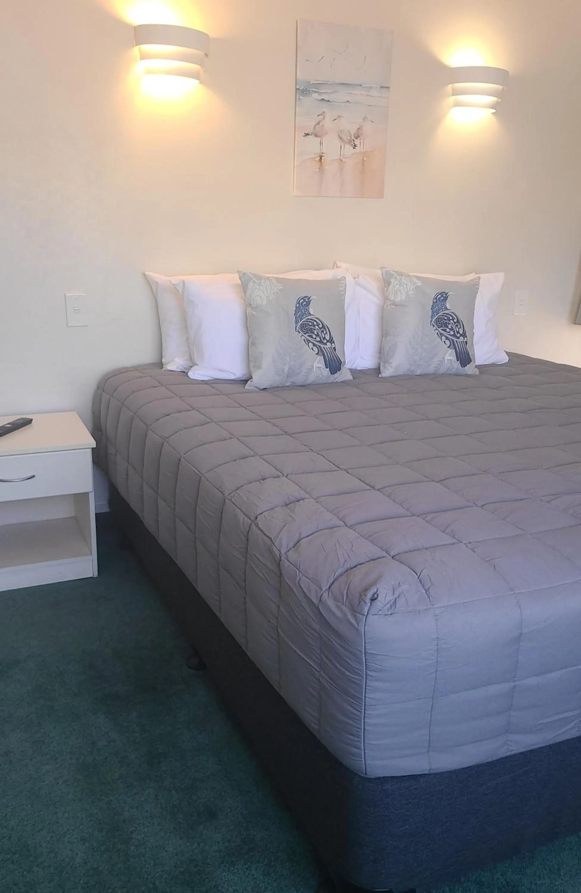 Bedroom, Bed in BK's Fountain Court Motel