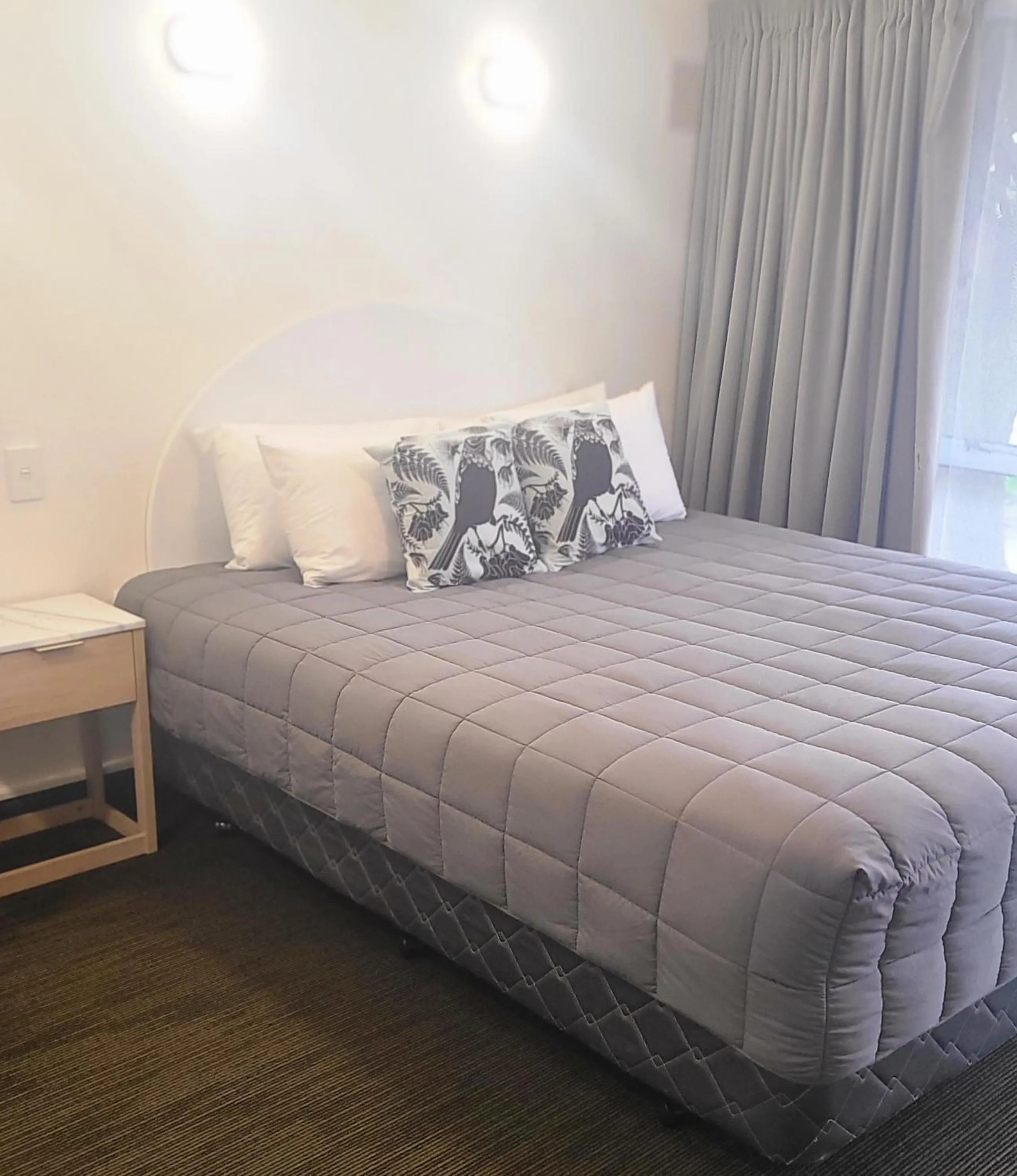 Bed in BK's Fountain Court Motel