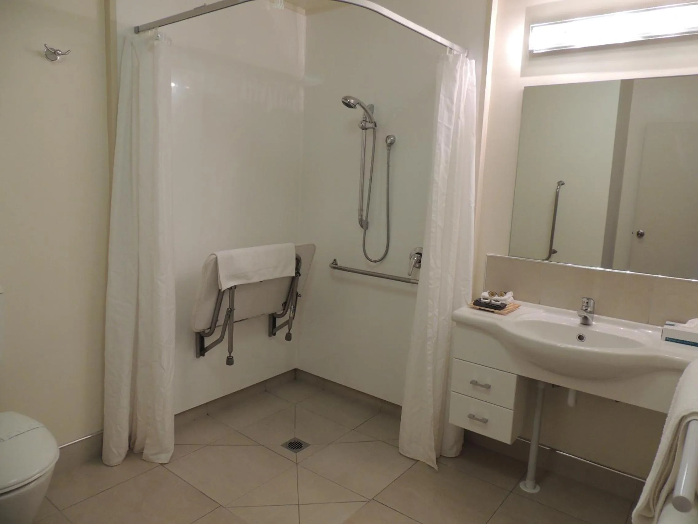 Bathroom in BK's Fountain Court Motel