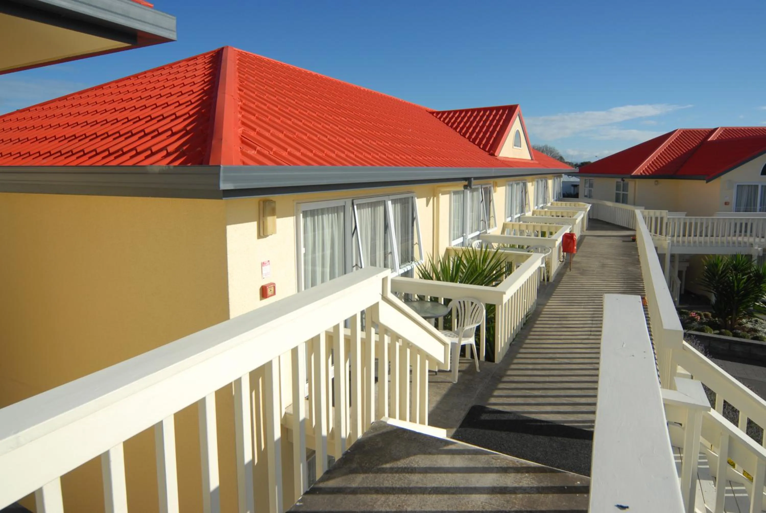 Facade/entrance in BK's Fountain Court Motel
