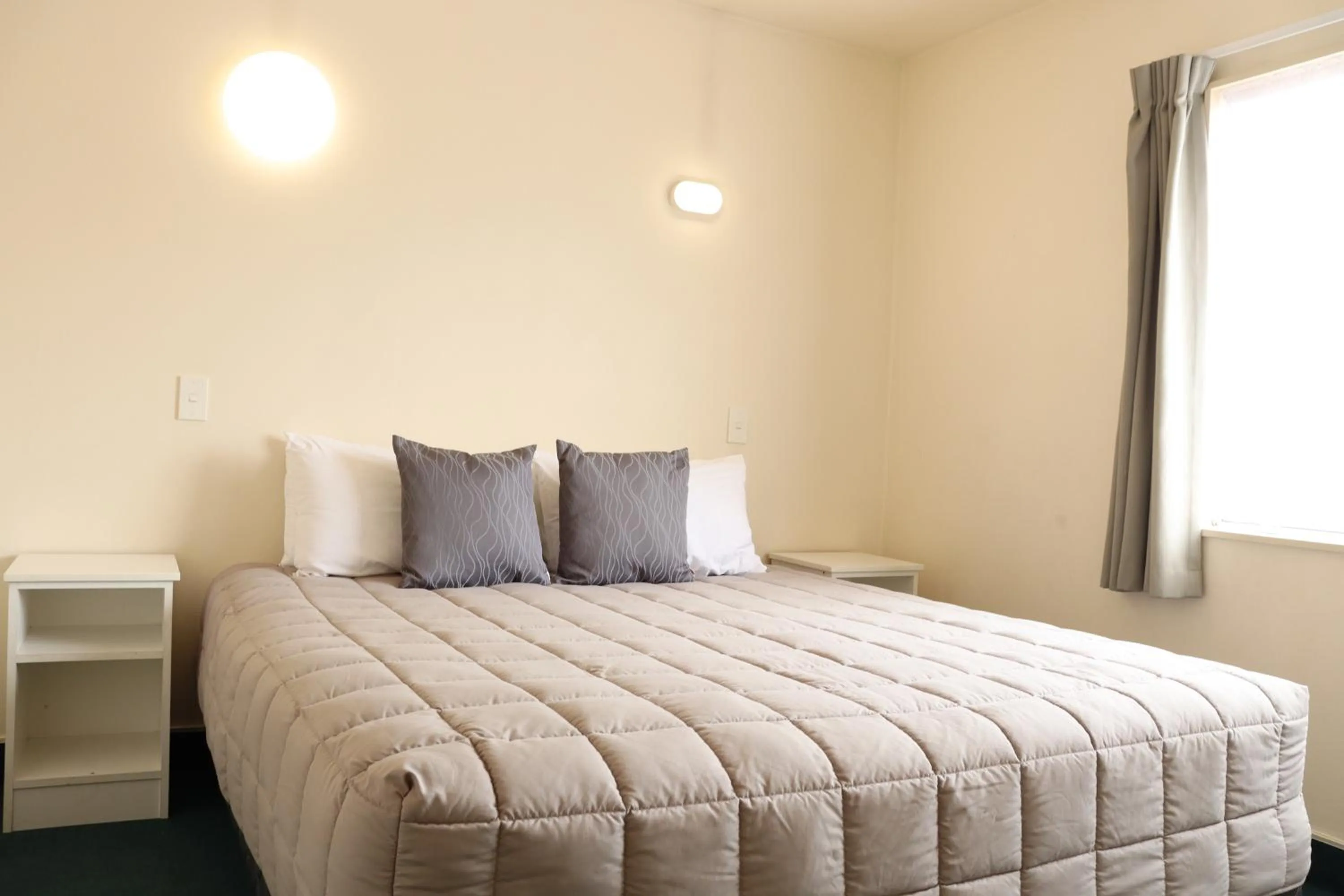 Bedroom, Bed in BK's Fountain Court Motel