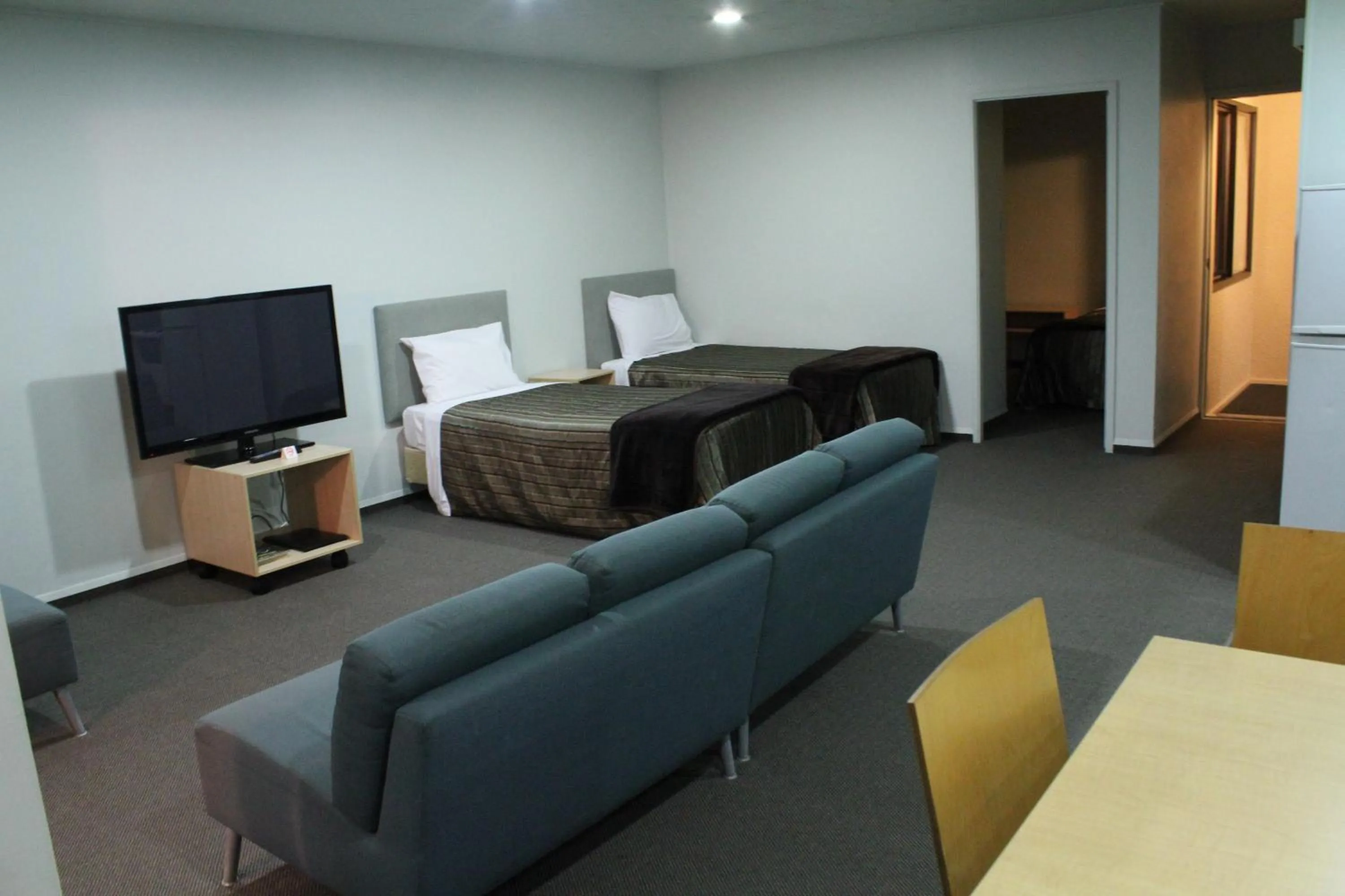 TV and multimedia, Bed in Edgewater Motor Lodge