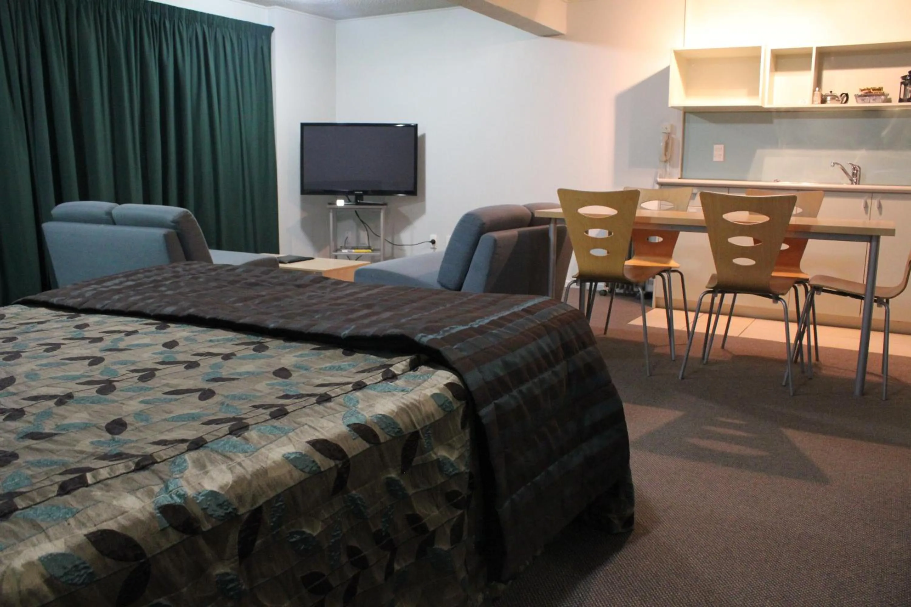 Photo of the whole room, Bed in Edgewater Motor Lodge