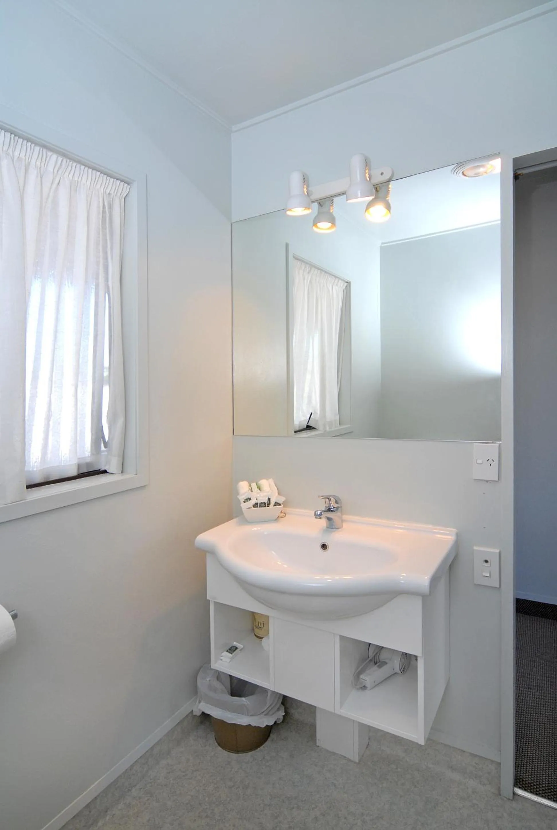 Bathroom in Edgewater Motor Lodge