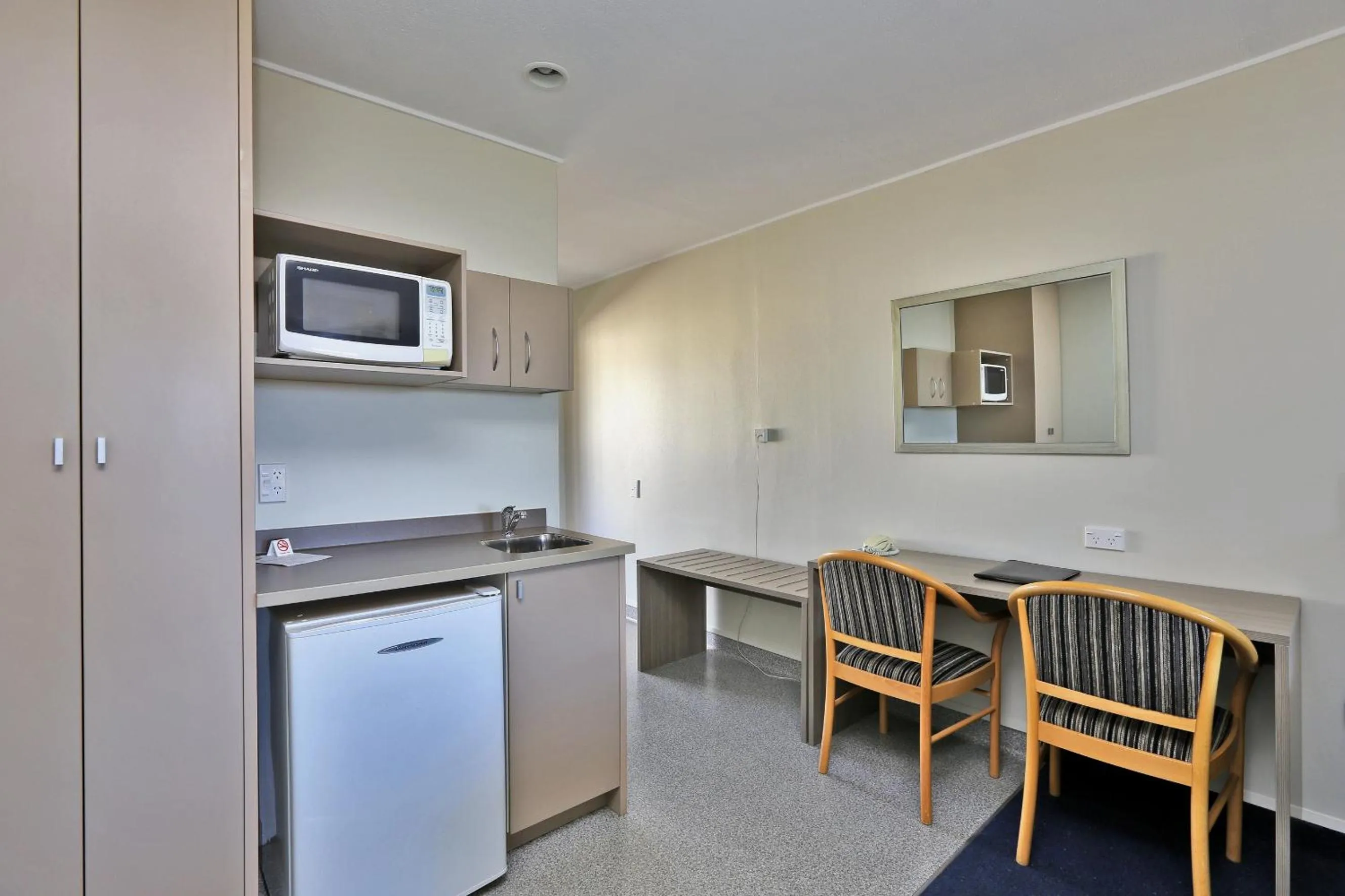 Coffee/tea facilities in Edgewater Motor Lodge