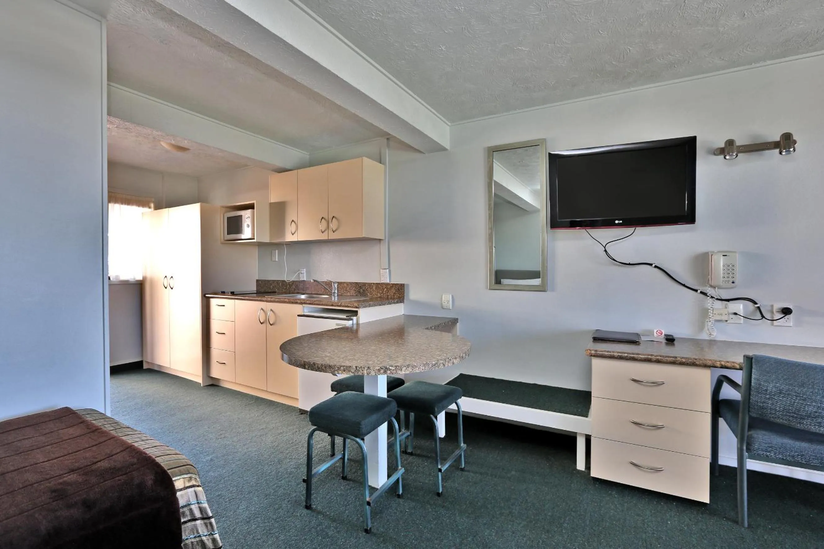 TV and multimedia in Edgewater Motor Lodge