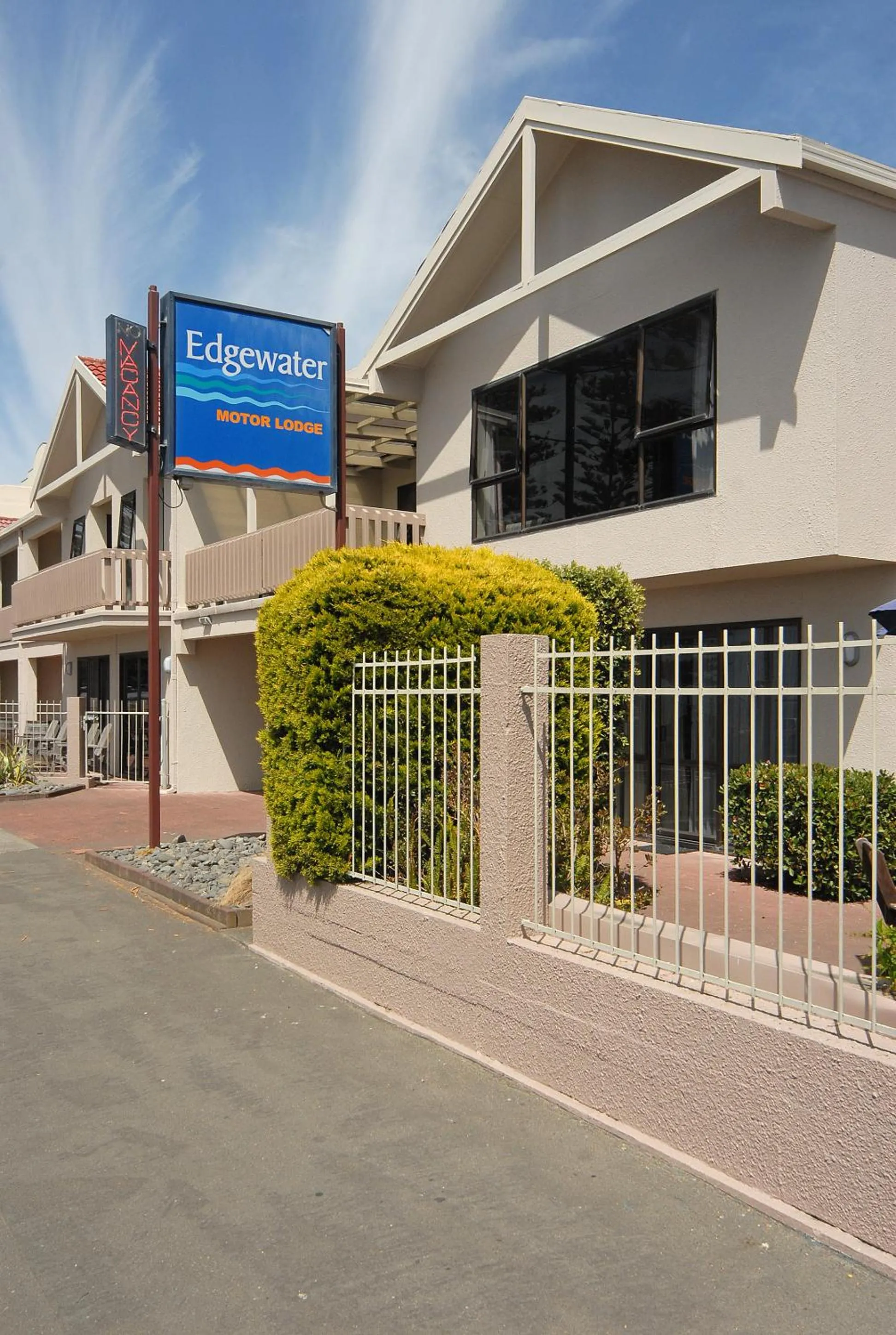 Facade/entrance in Edgewater Motor Lodge