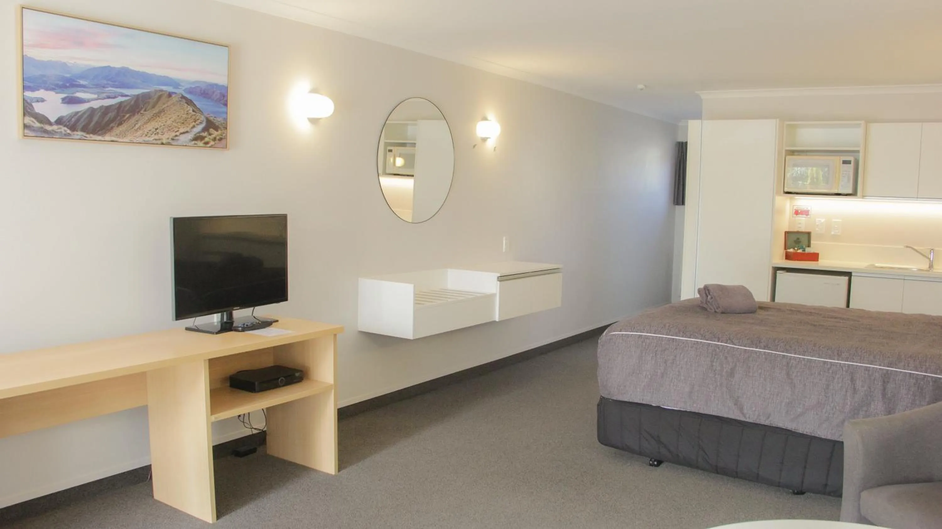 Photo of the whole room, Bed in Anchorage Motor Lodge