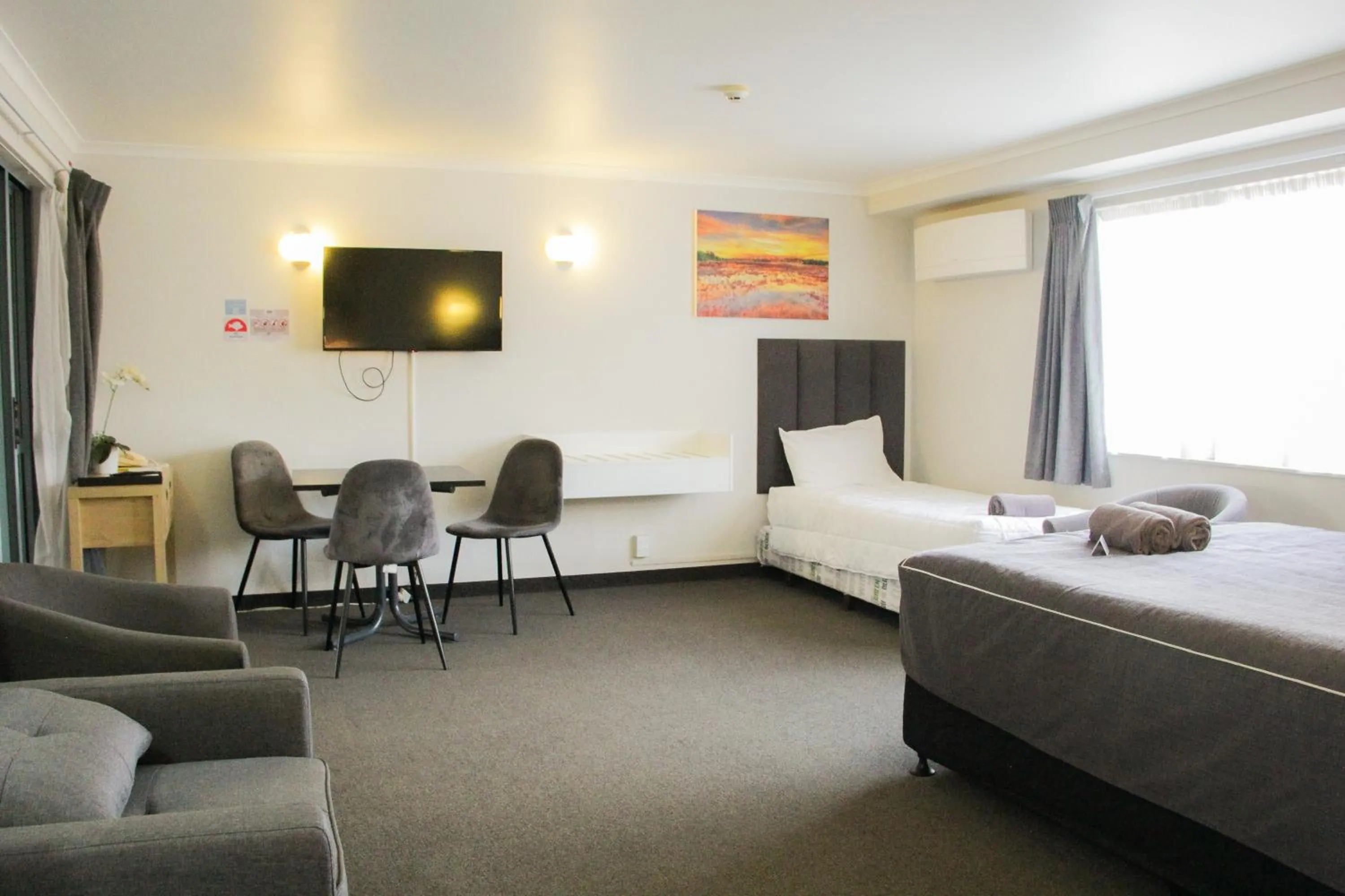 Bedroom, Bed in Anchorage Motor Lodge