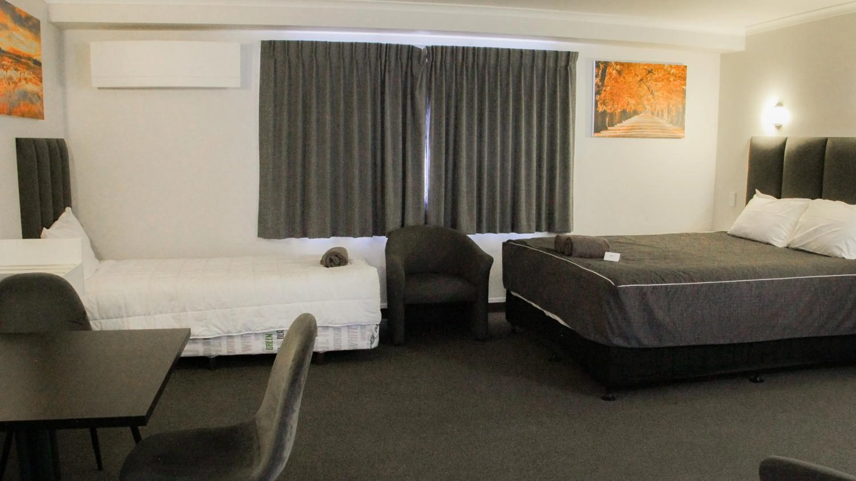 Bedroom, Bed in Anchorage Motor Lodge