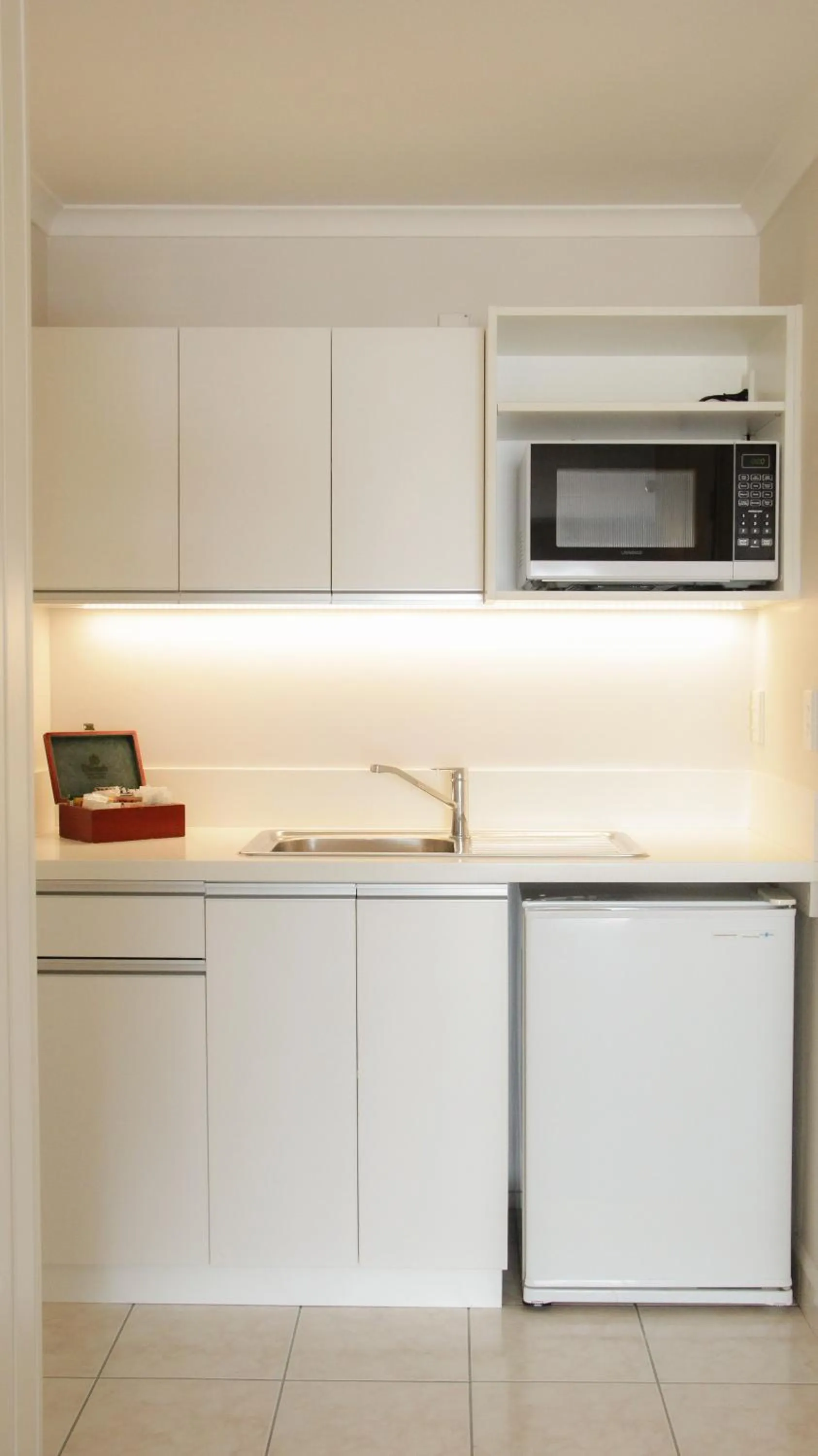 Kitchen or kitchenette in Anchorage Motor Lodge