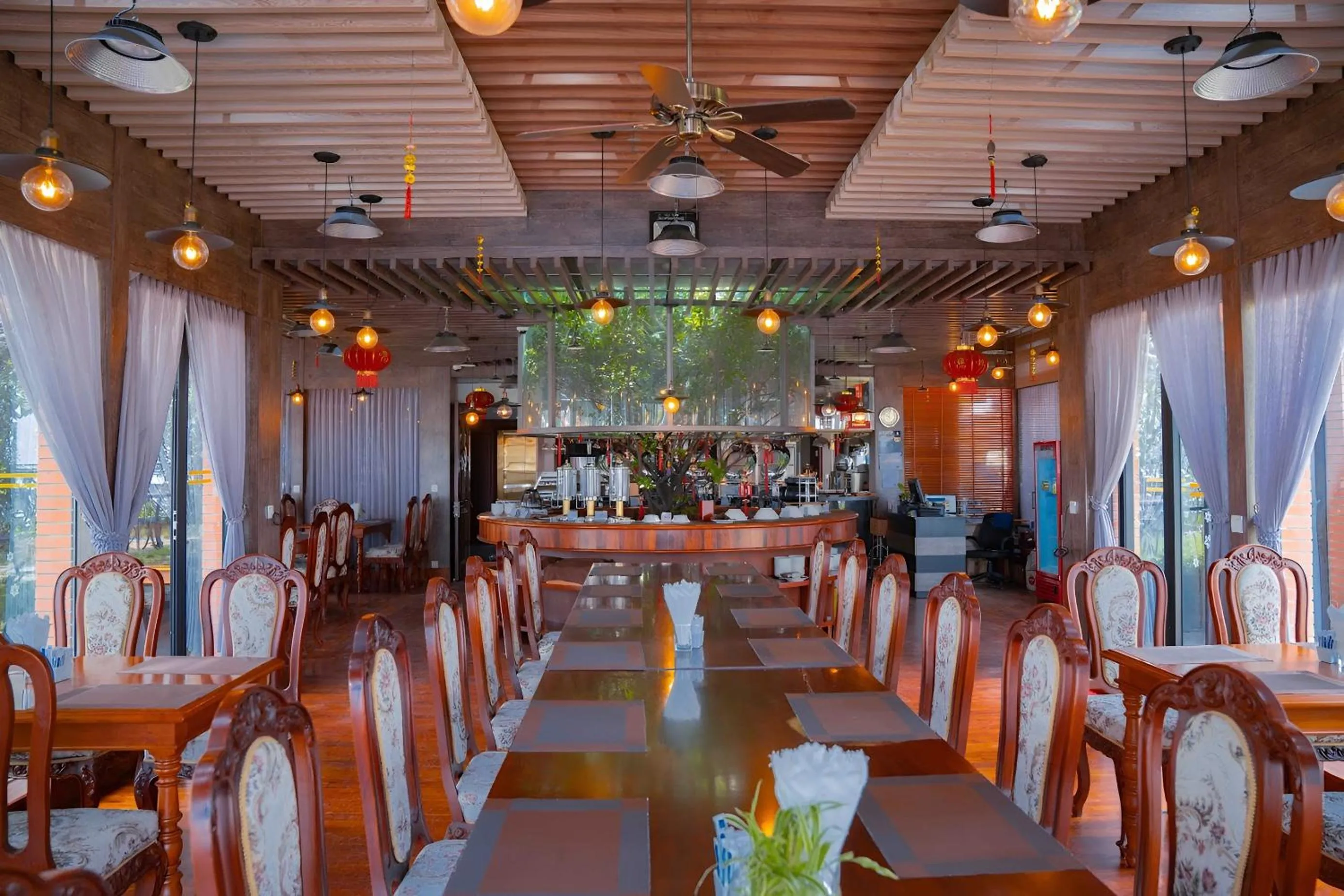 Restaurant/places to eat in LCS Hotel & Apartment