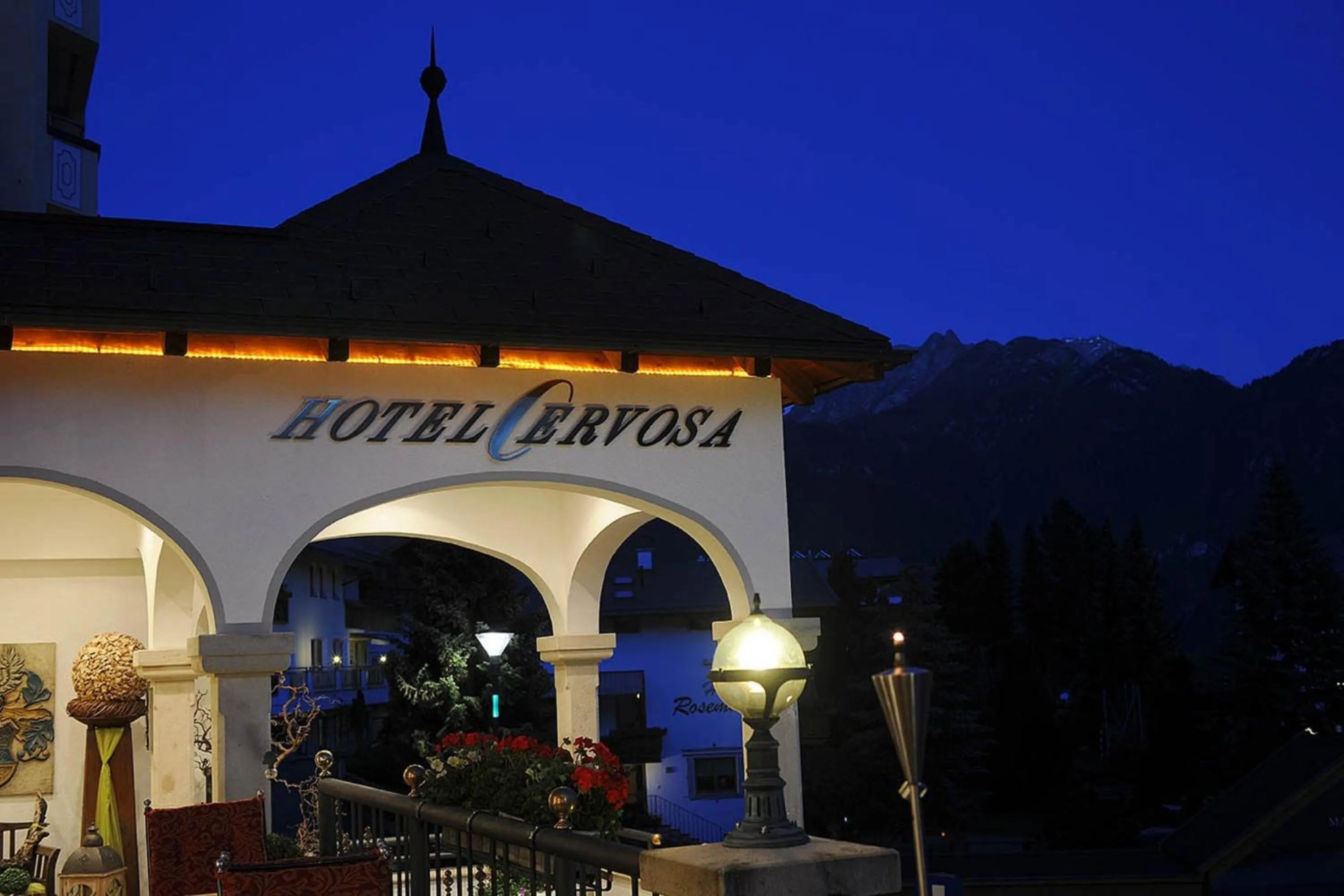 Facade/entrance in Wellnesshotel Cervosa