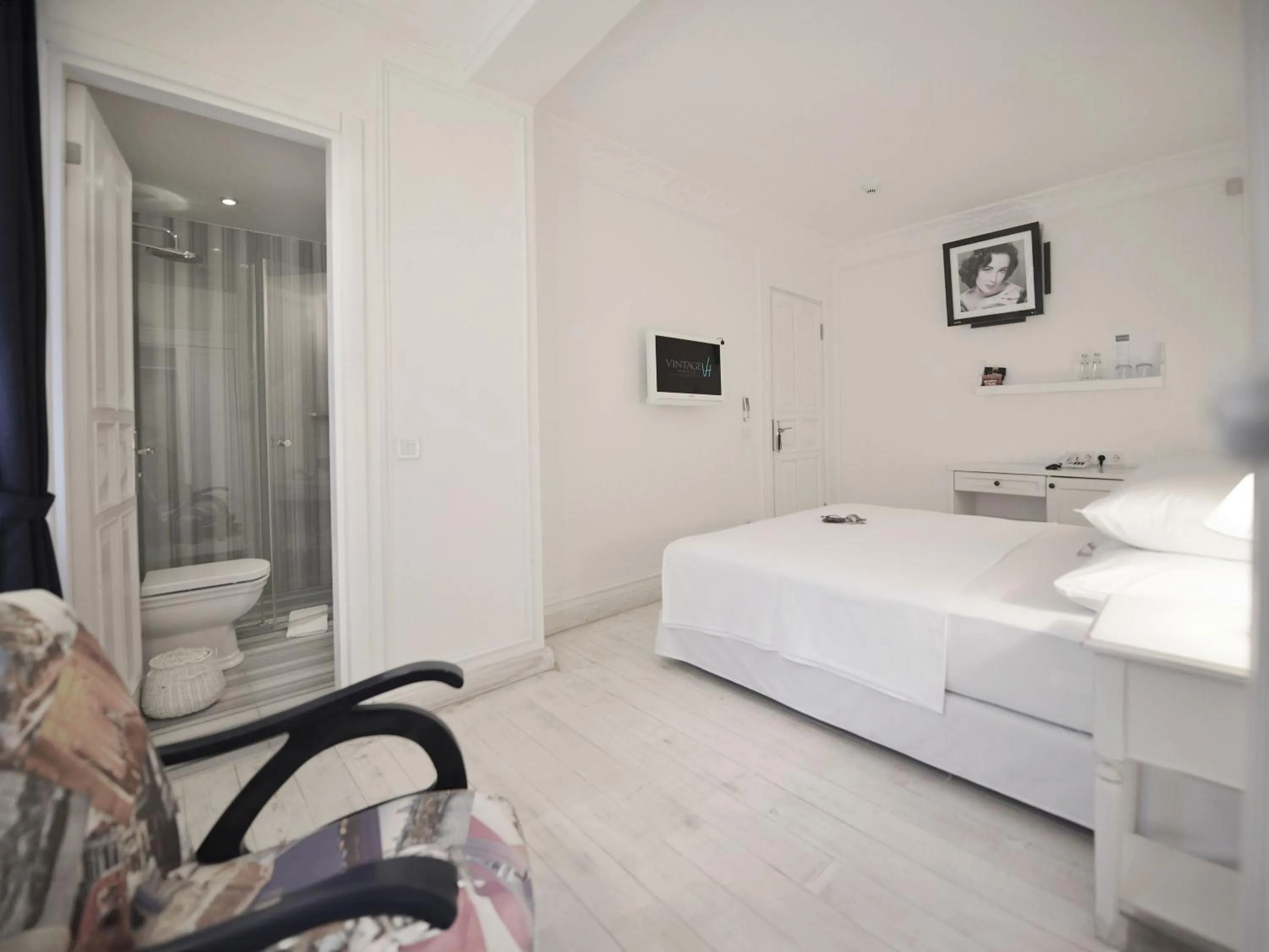 Toilet, Bed in Vintage Alacati