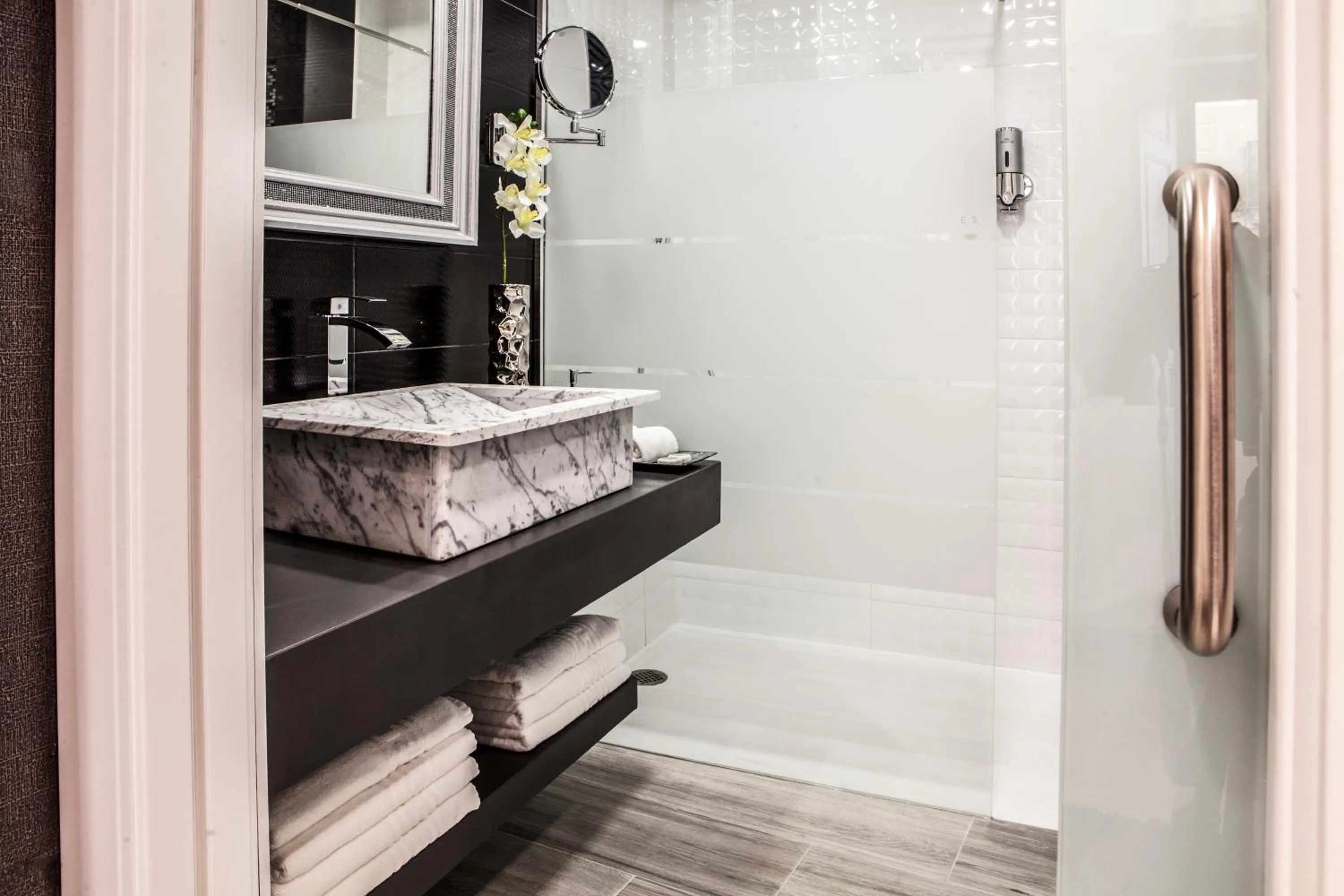 Toilet in Wine & Soul Suites