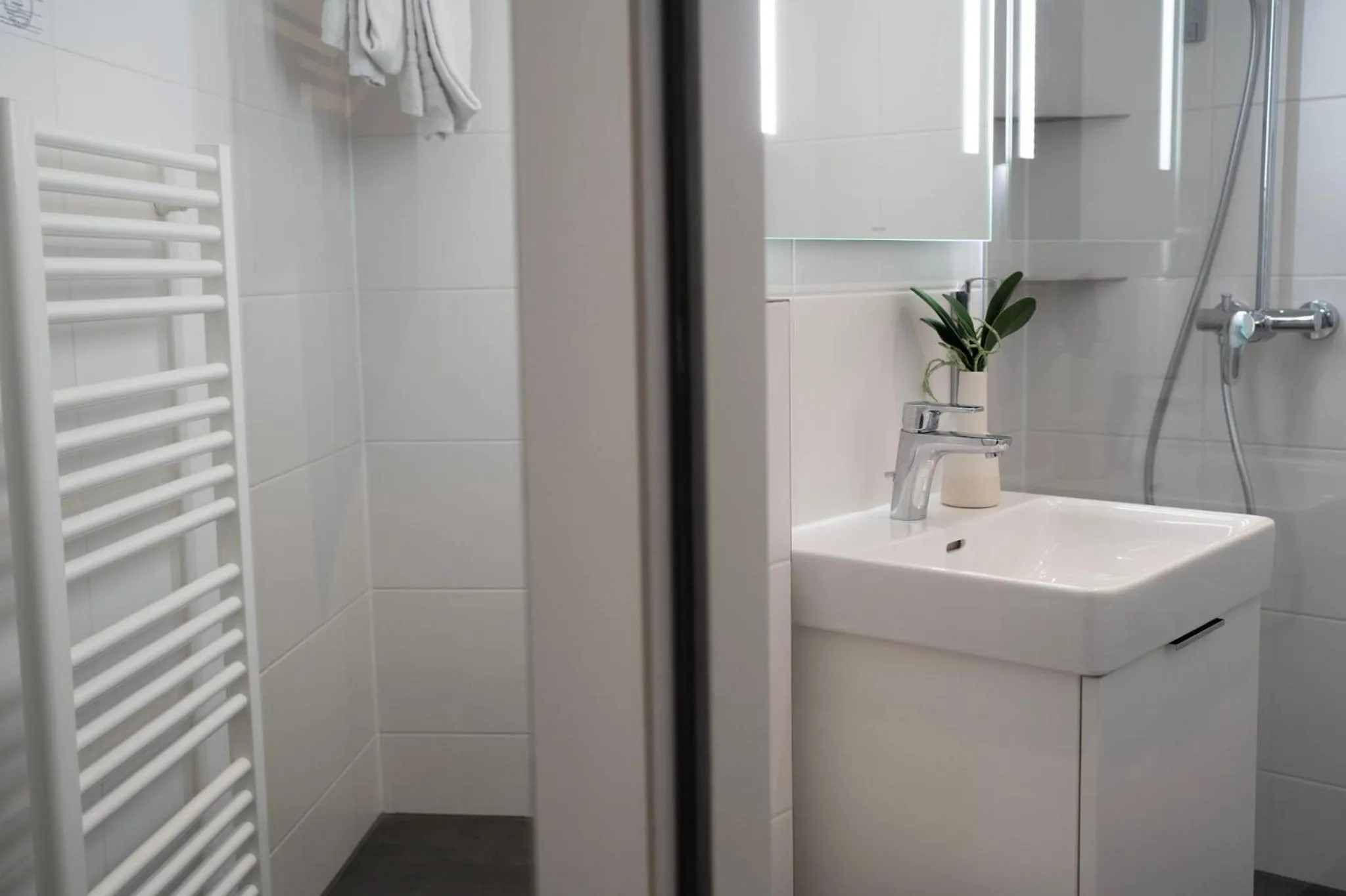 Bathroom in Hotel Altmünchen by Blattl