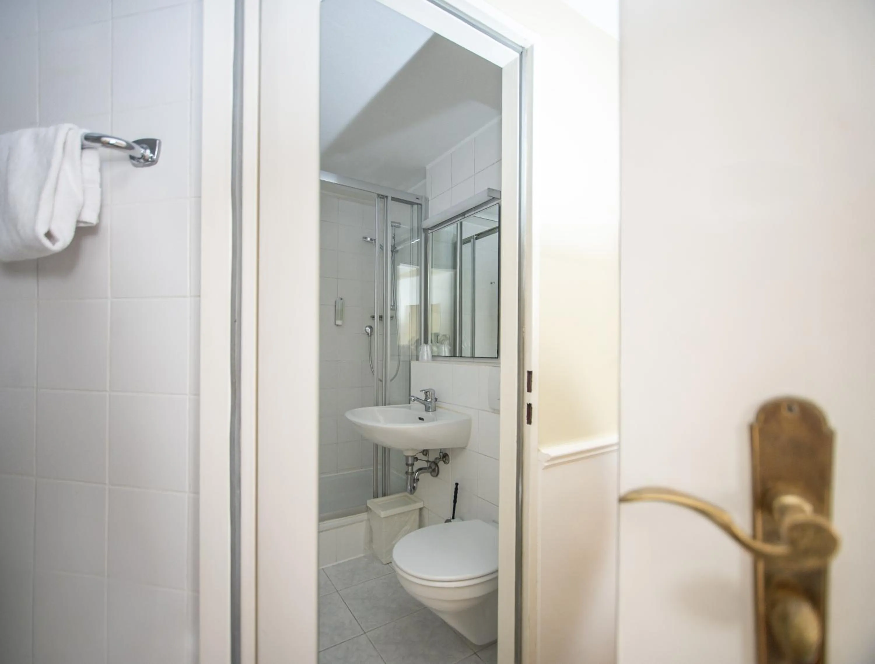 Bathroom in Hotel Altmünchen by Blattl