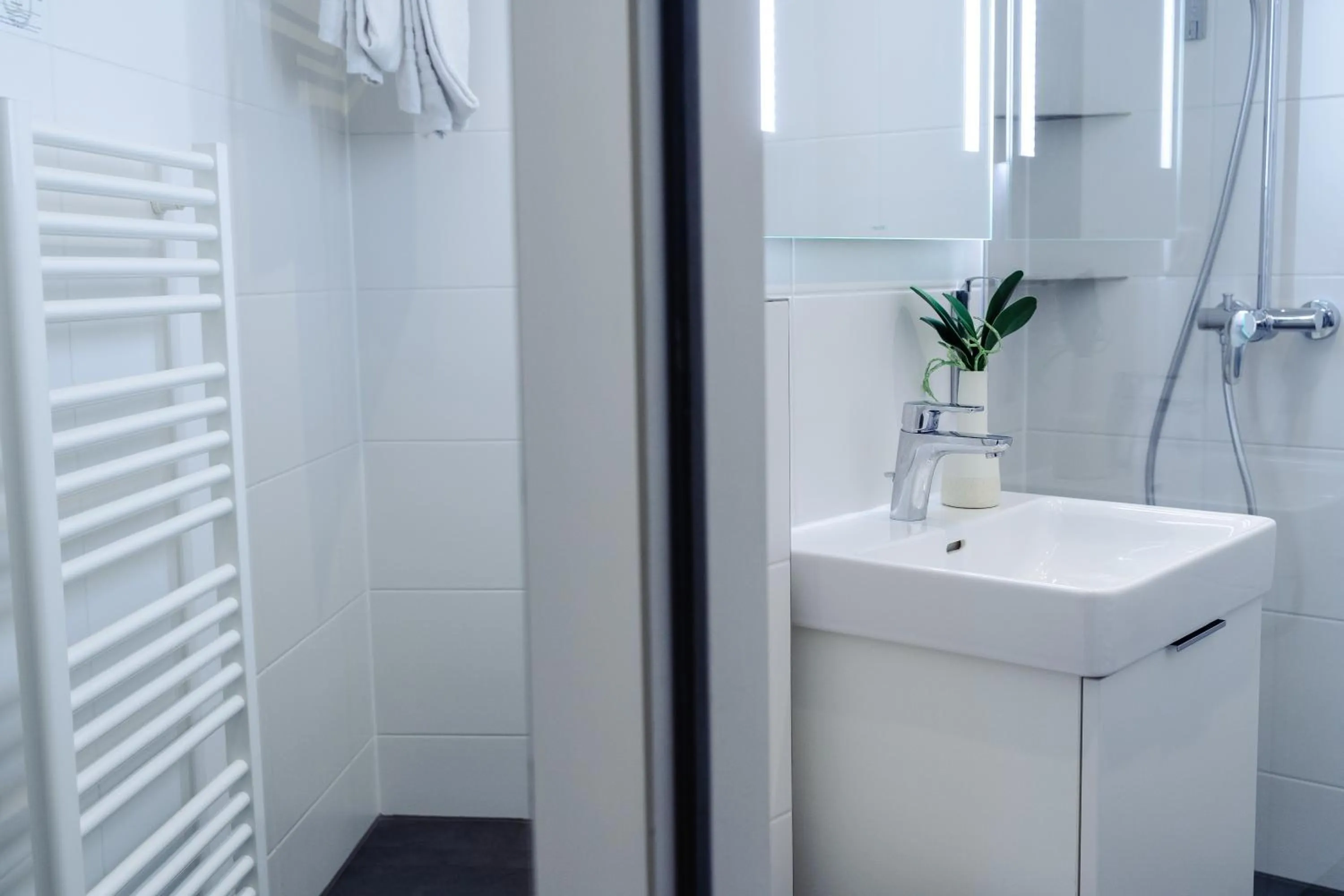 Bathroom in Hotel Altmünchen by Blattl