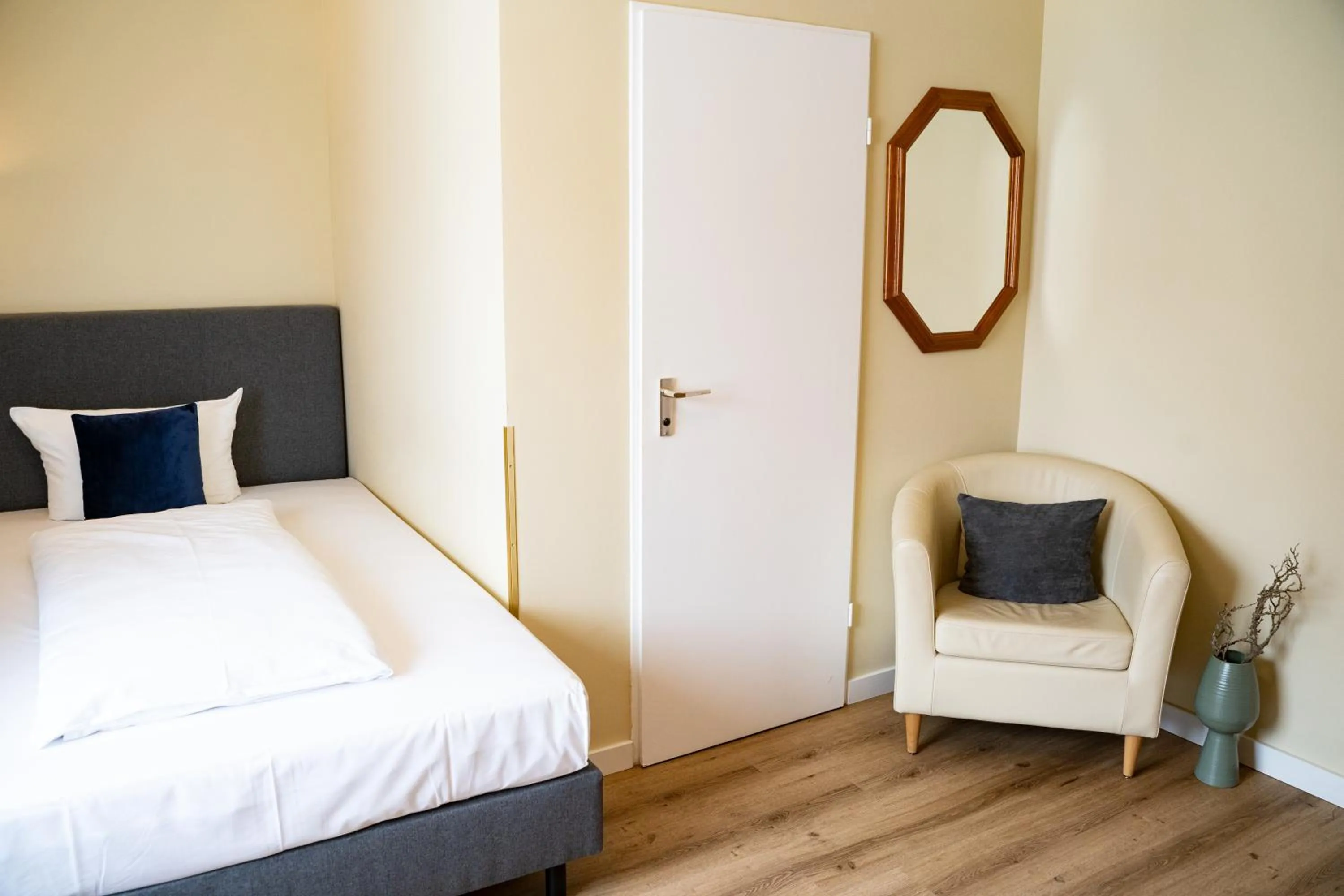 Photo of the whole room, Bed in Hotel Altmünchen by Blattl