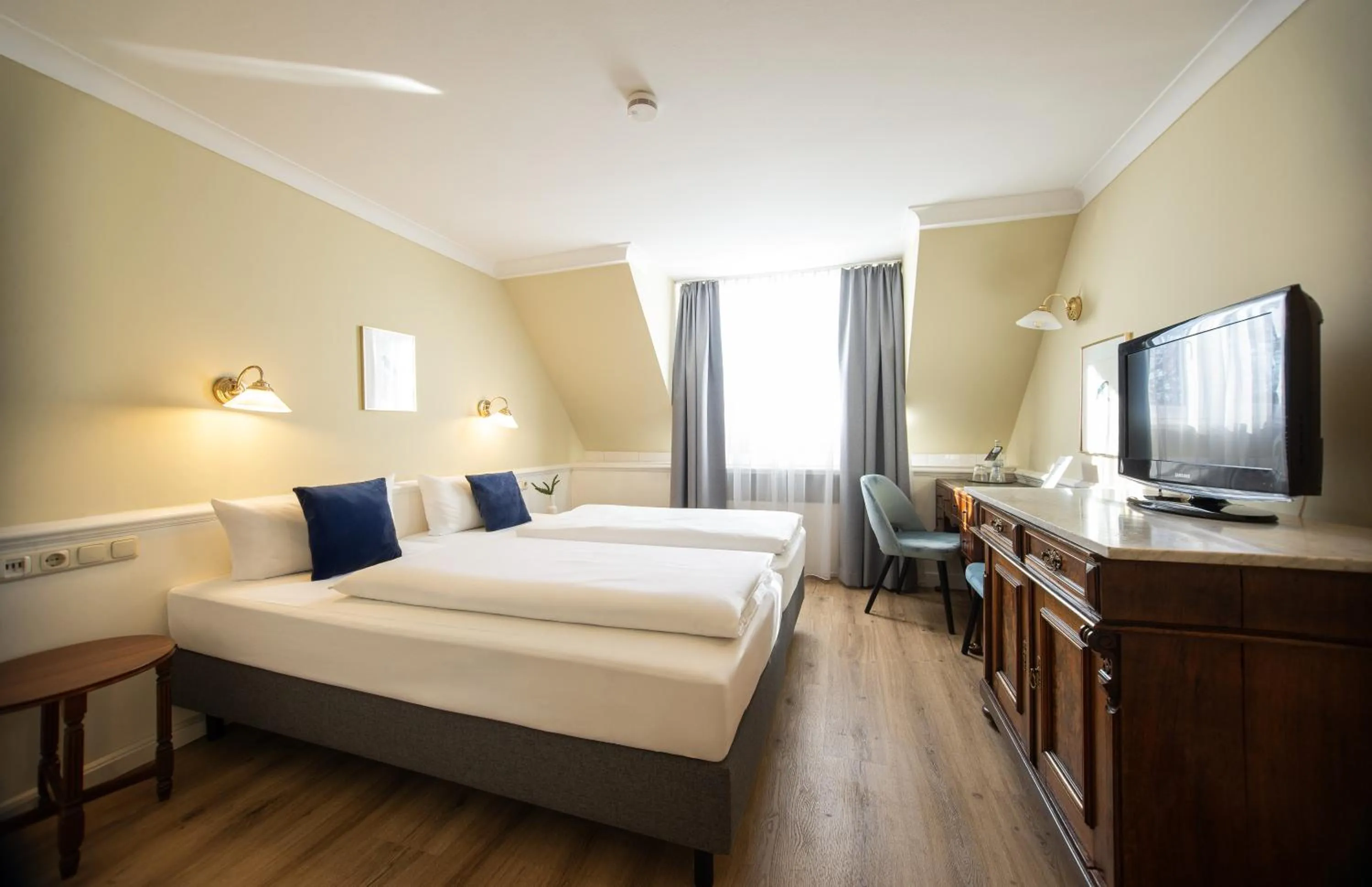 Photo of the whole room, Bed in Hotel Altmünchen by Blattl