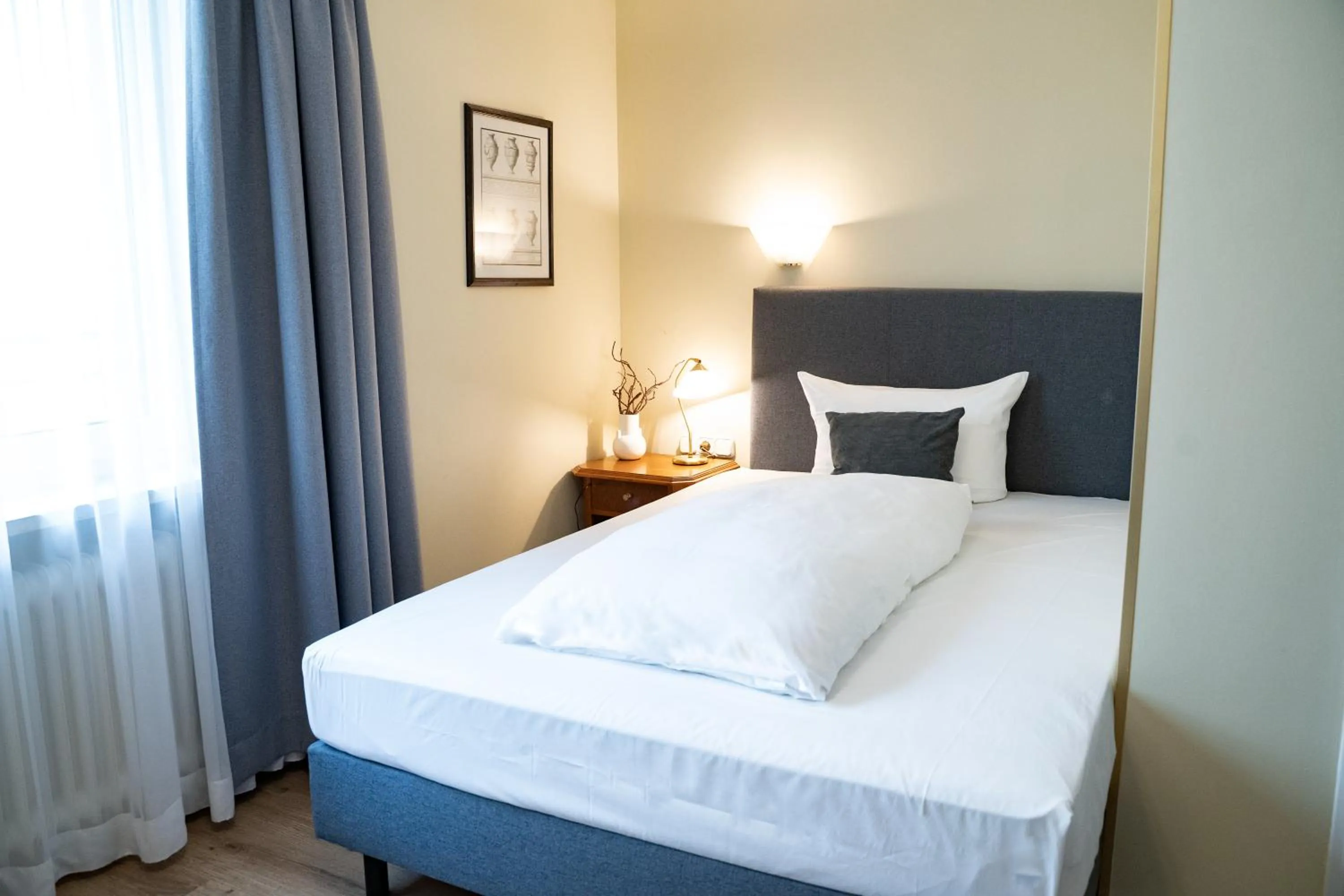 Bed in Hotel Altmünchen by Blattl