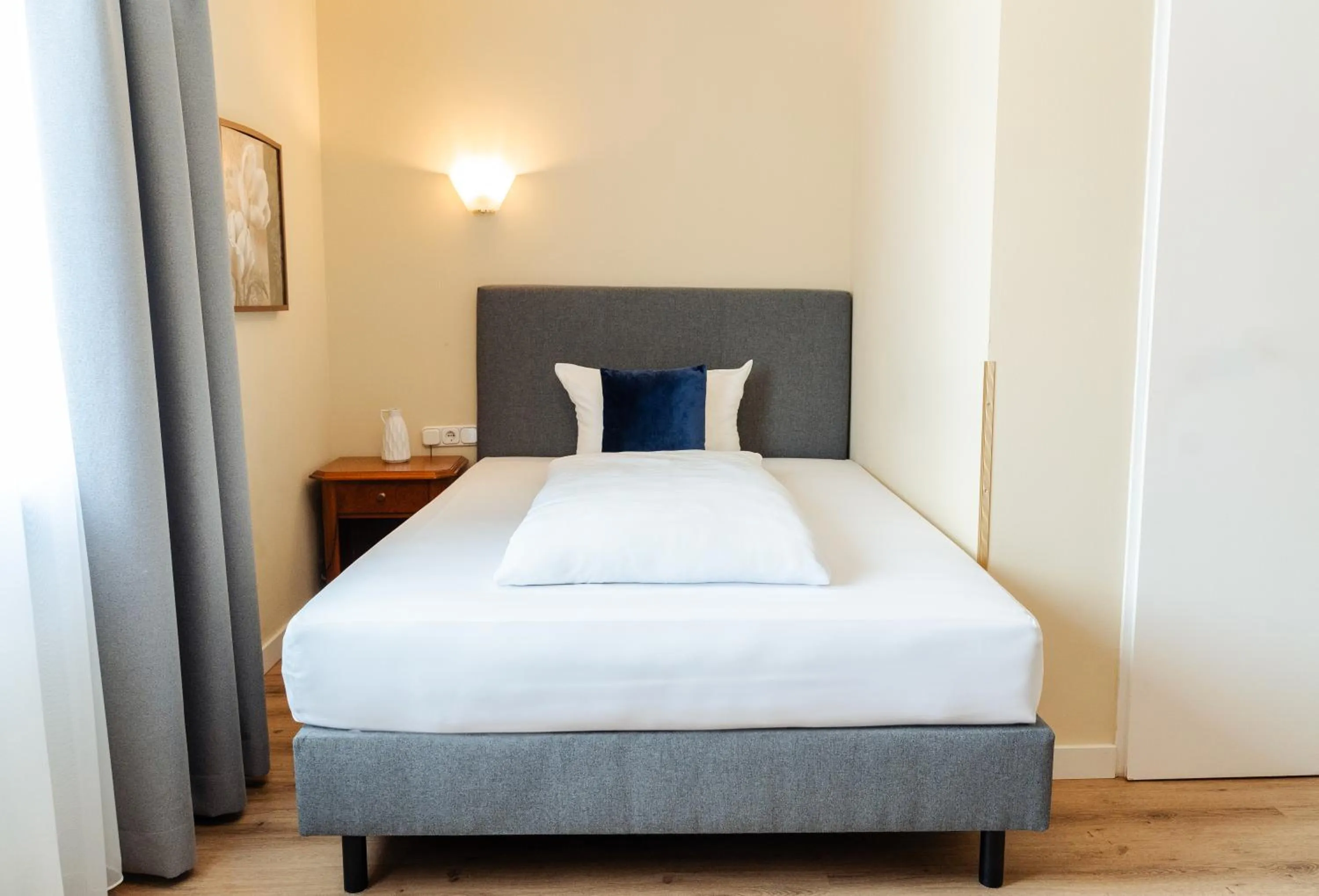 Bed in Hotel Altmünchen by Blattl