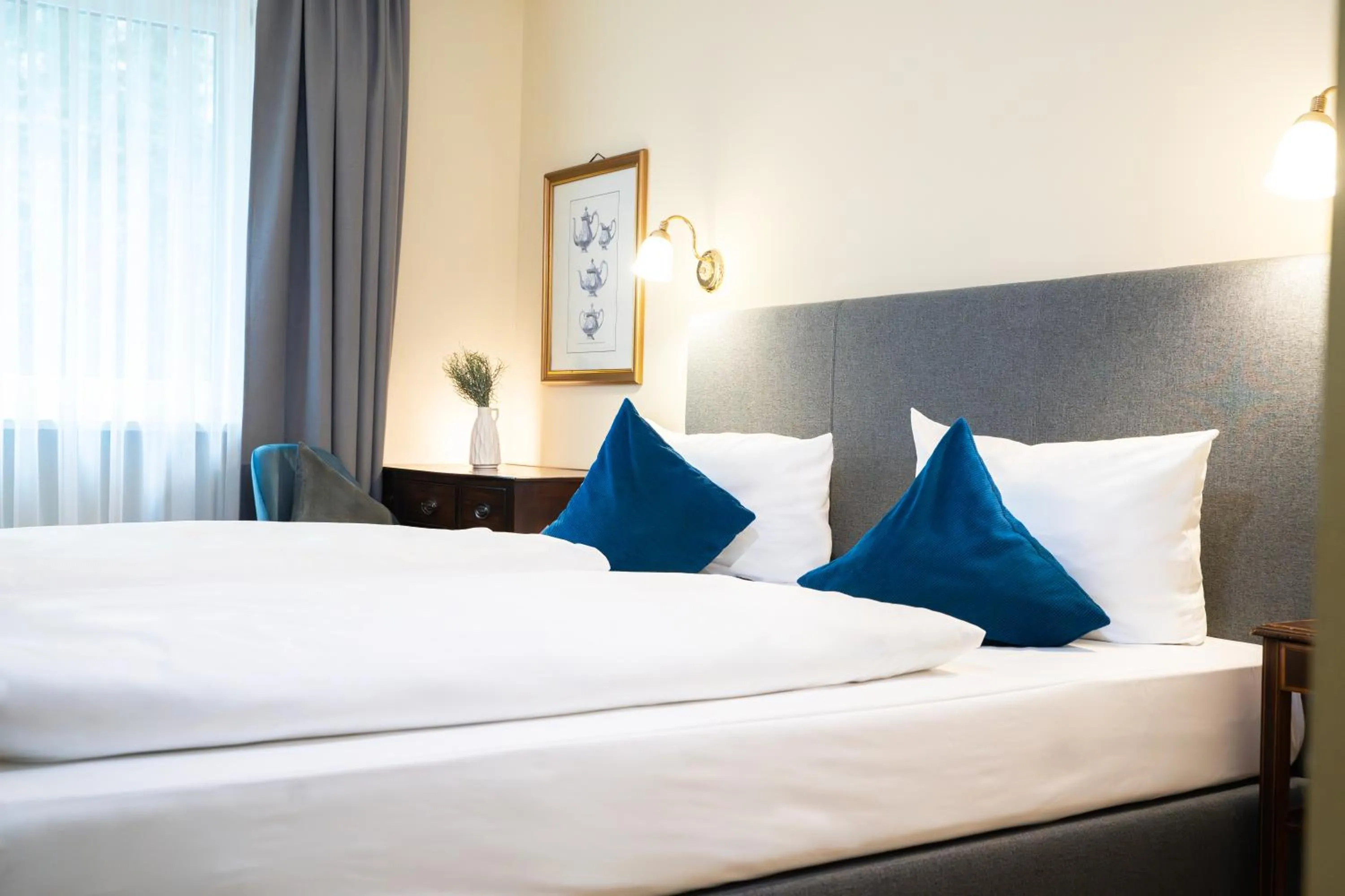 Photo of the whole room, Bed in Hotel Altmünchen by Blattl